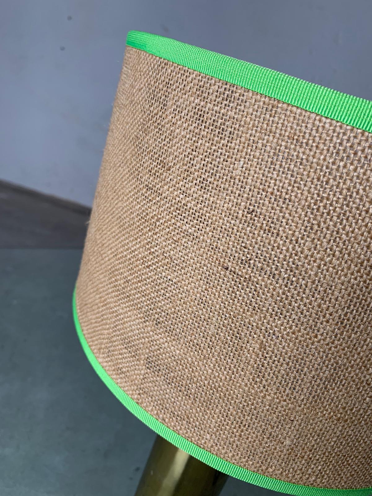 Table lamp with brass structure and straw lampshade, 1970, Italy in vendita 5