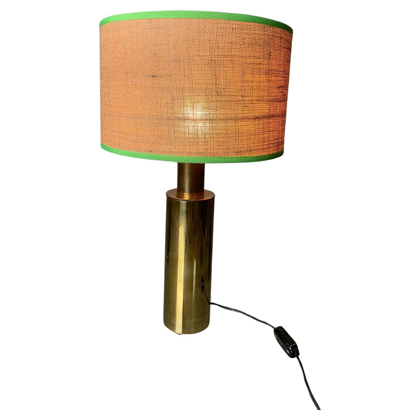 Table lamp with brass structure and straw lampshade, 1970, Italy
Turned metal base, gilt finish. Cylindrical vienna straw fabric lampshade, metal inner structure. 
Working electrical system. 
Good state of preservation.
Height 48 cm, lampshade
