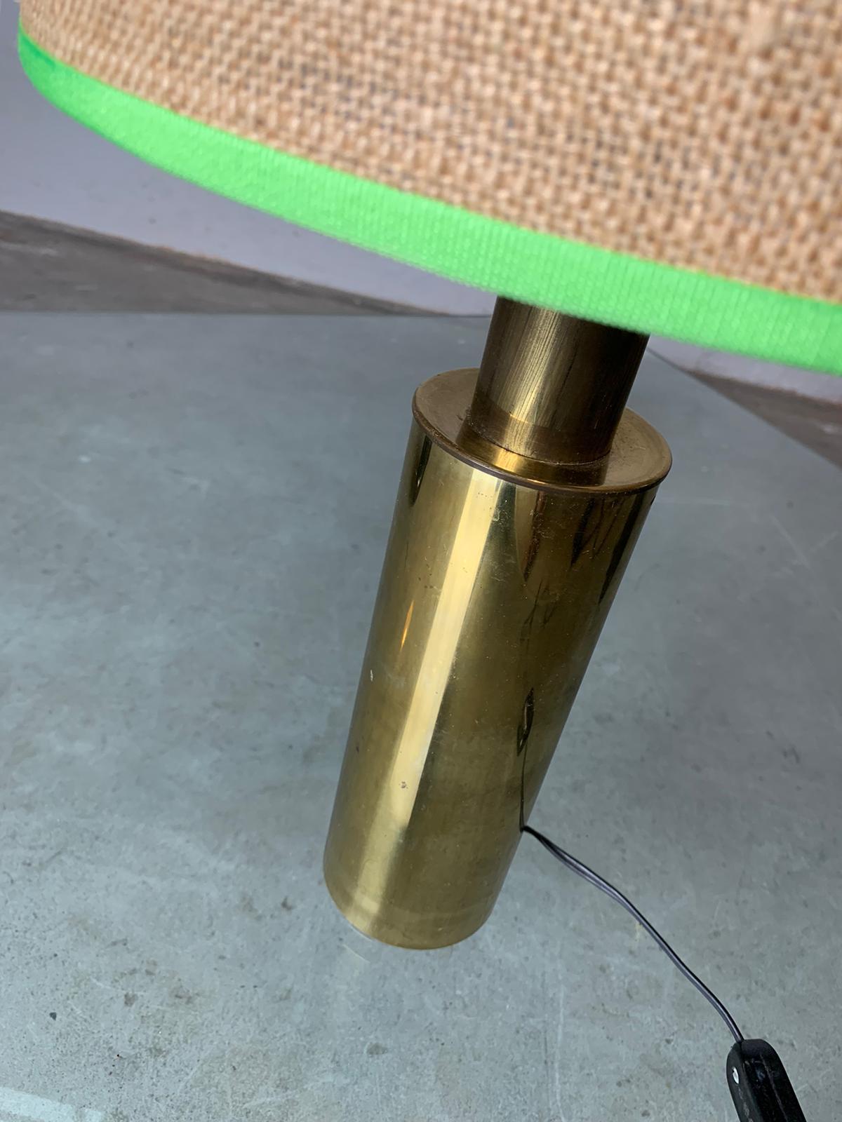 Table lamp with brass structure and straw lampshade, 1970, Italy in vendita 1