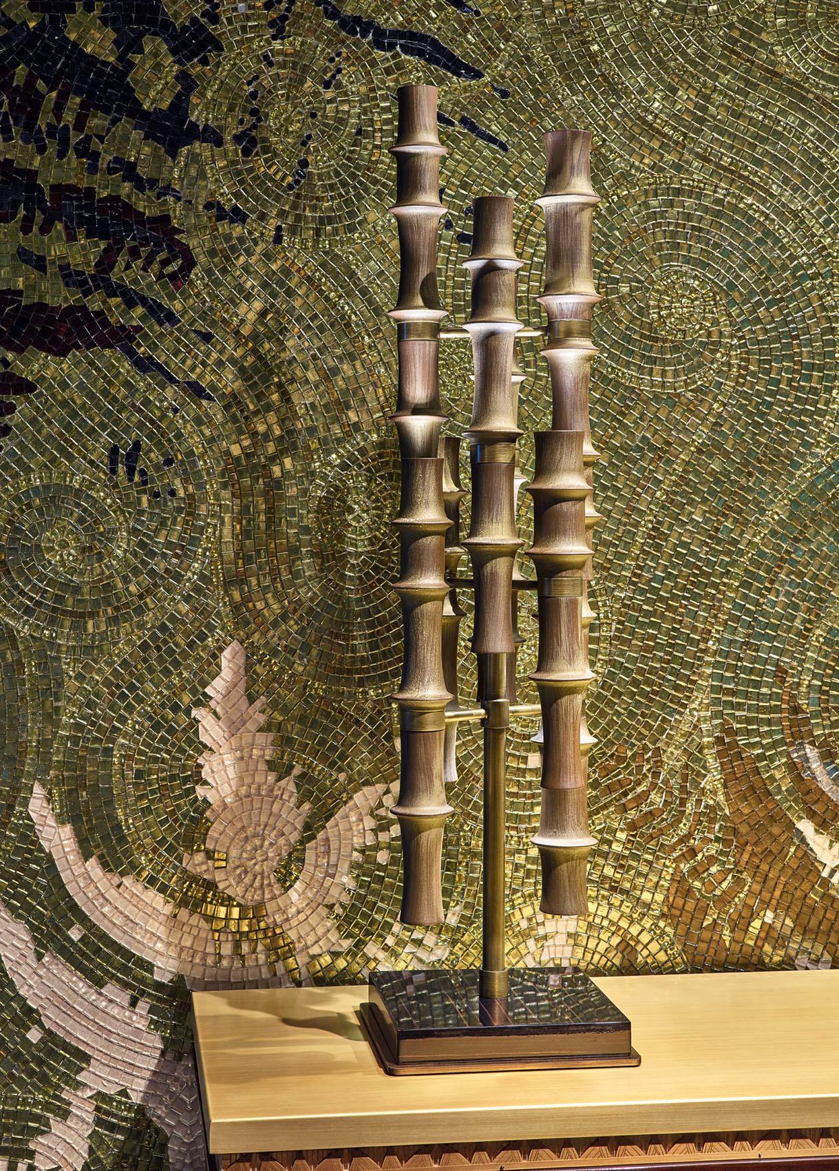 Tischlampe mit vergoldetem Metallgestell in glänzender Ebenholz-Finish (Sonstiges) im Angebot