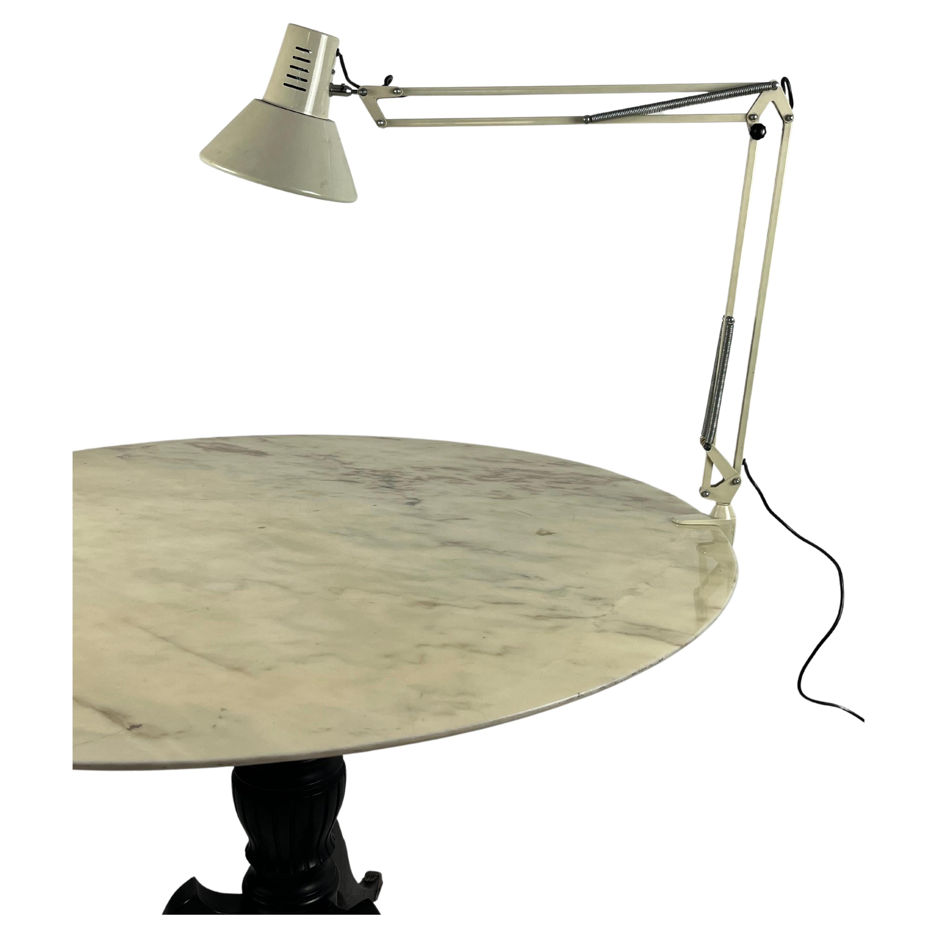 Table extensible  Lampe avec lampe design italien des années 1970 en vente