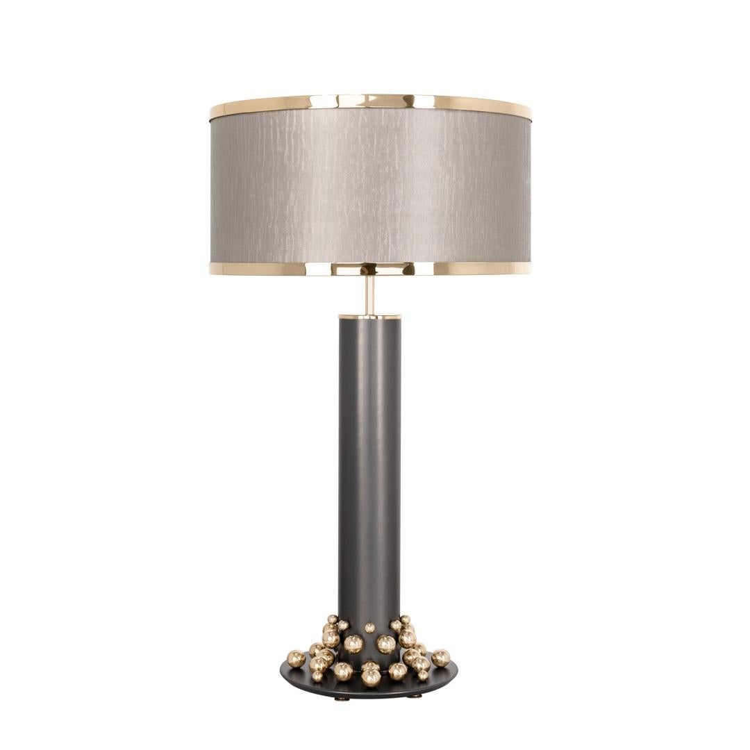 Die anpassbare Zylinderstruktur dieser einzigartigen Tischleuchte ist mit komplizierten Messing- und Perlenakzenten verziert und macht sie zu einem echten Unikat. Sein luxuriöses Design und die auffälligen Details machen ihn zu einer herausragenden