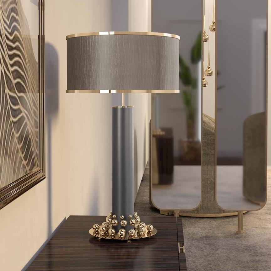 Tischlampe mit zylindrischem Design mit Messingfuß und Perlenakzenten (Handgefertigt) im Angebot