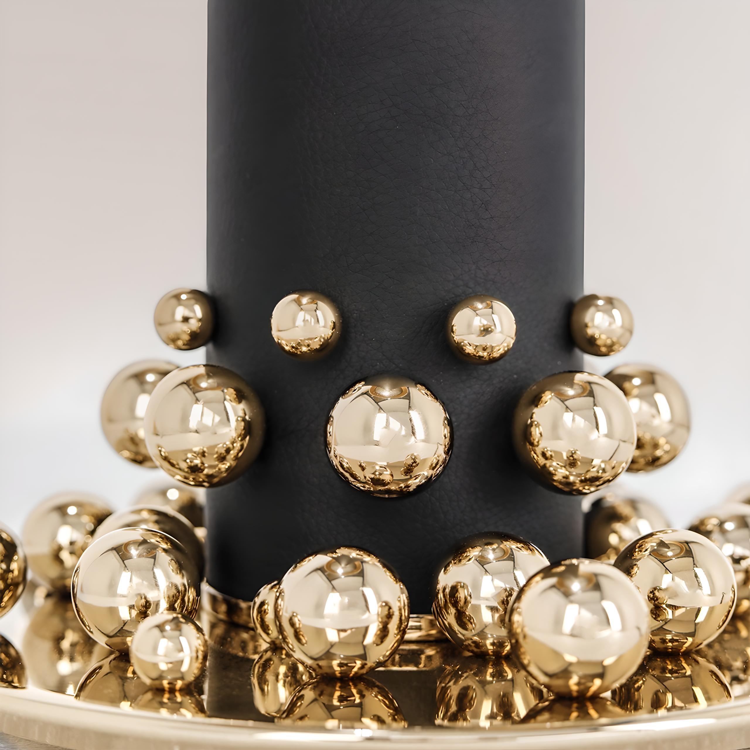 Tischlampe mit zylindrischem Design mit Messingfuß und Perlenakzenten im Zustand „Neu“ im Angebot in NEW YORK, NY