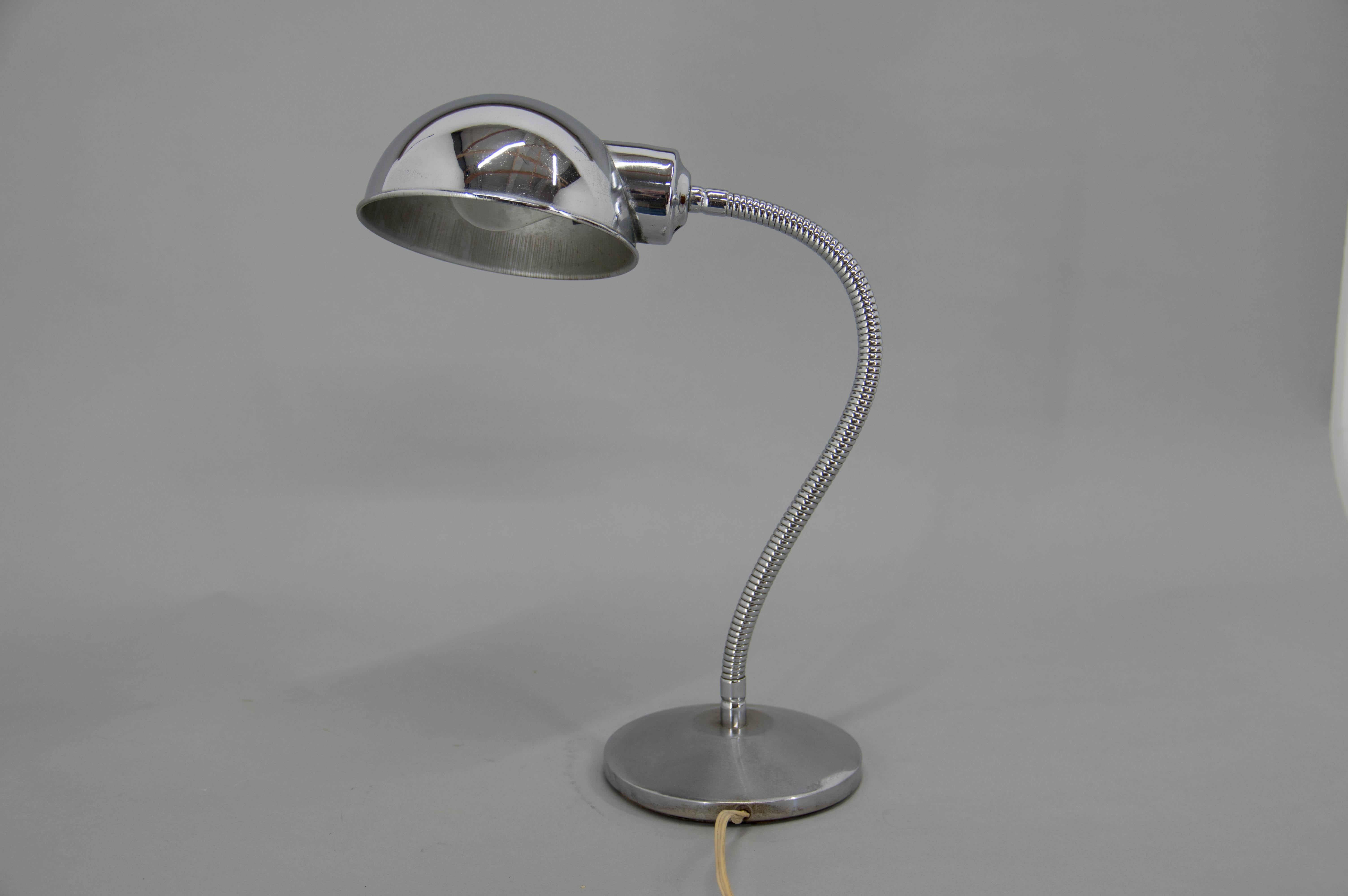 Table lamp with flexible shade made in 1940s.
Very good original condition.
1 x 40 W, E25-E27 bulb.
US plug adapter included.
 