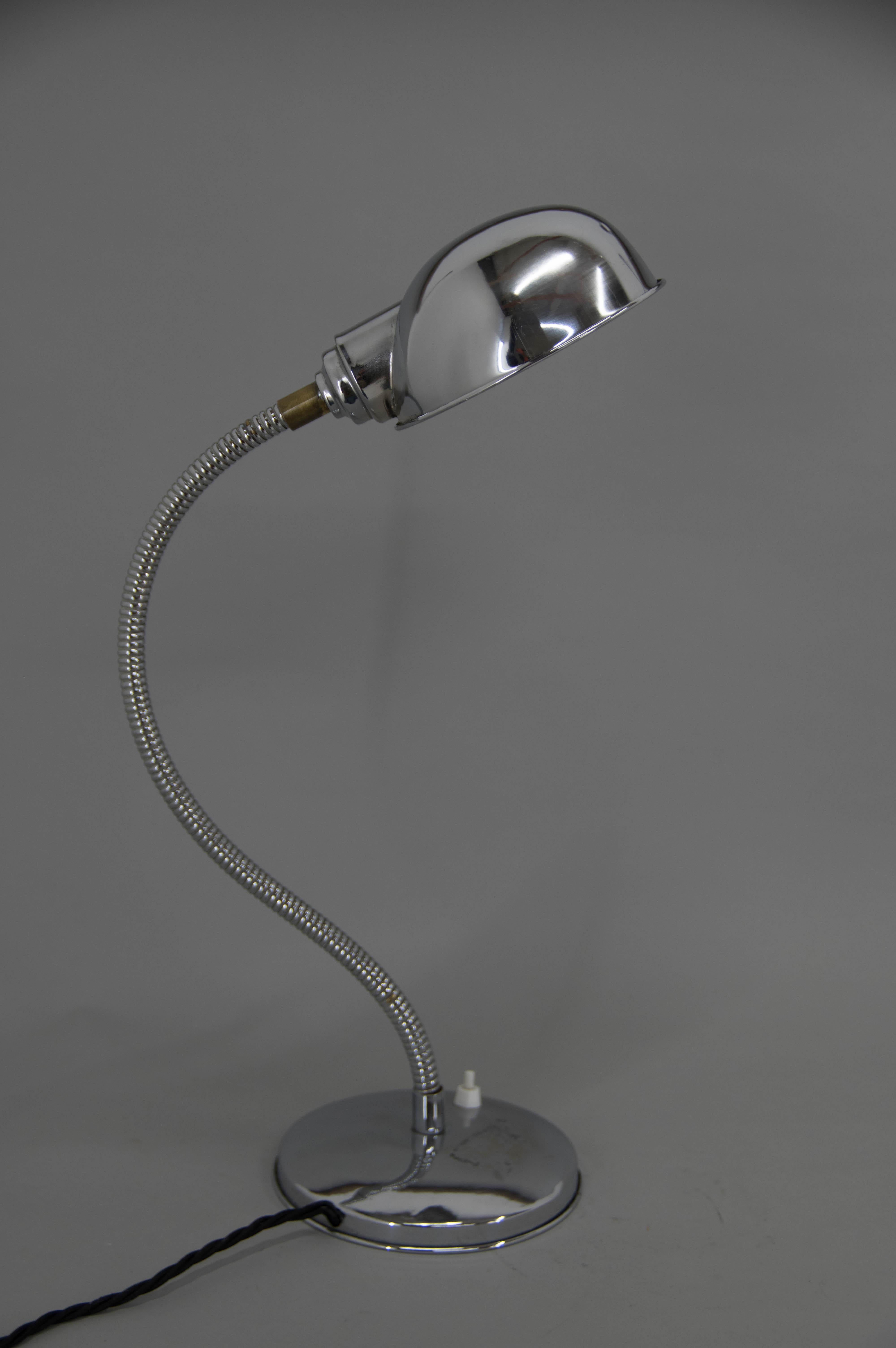 Table lamp with flexible shade made in 1940s.
Rewired: 1x40W, E25-E27 bulb
US plug adapter included.
 