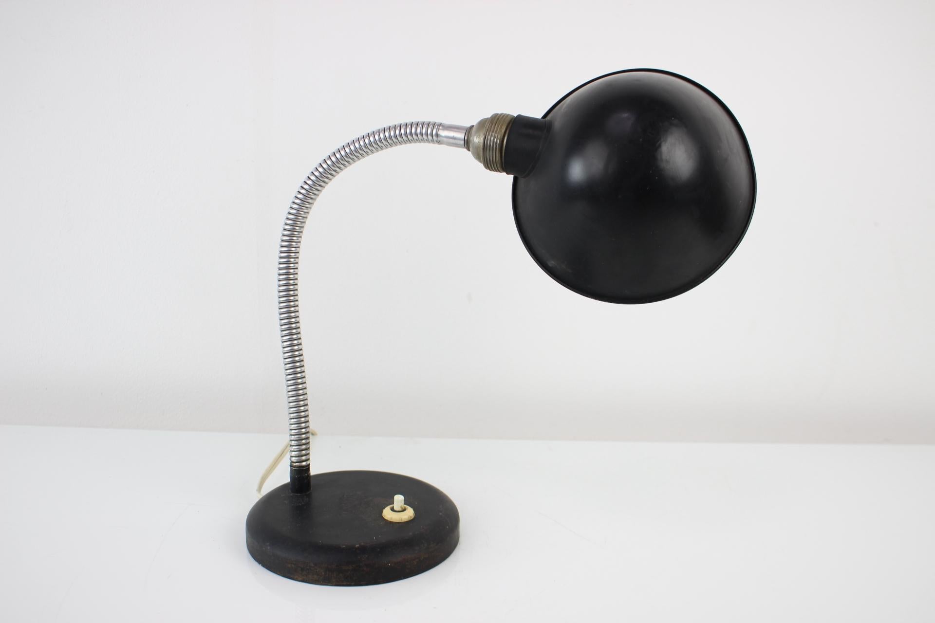 Table lamp with flexible shade made in 1940s.
Rewired: 1x40W, E25-E27 bulb
US plug adapter included.