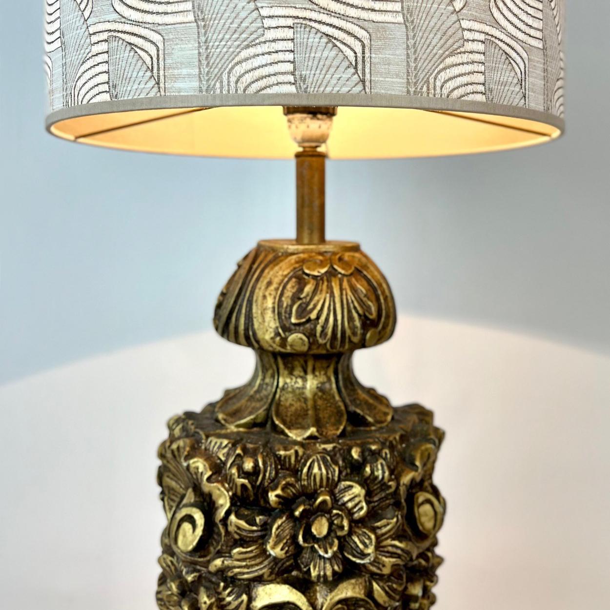Laiton Lampe de table avec motif de fleurs, années 1950 en vente