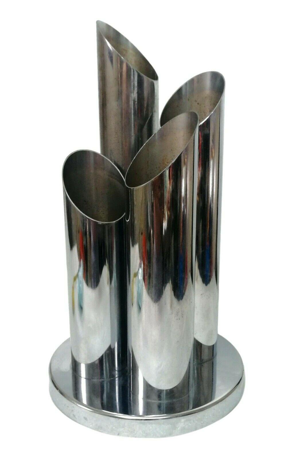 splendid table lamp with four lights in chromed metal, sciolari production

chromed steel base and four chromed metal tower tubes, of different heights, with as many lamp holders

it measures 25 cm in diameter at the base and just under 50 cm in