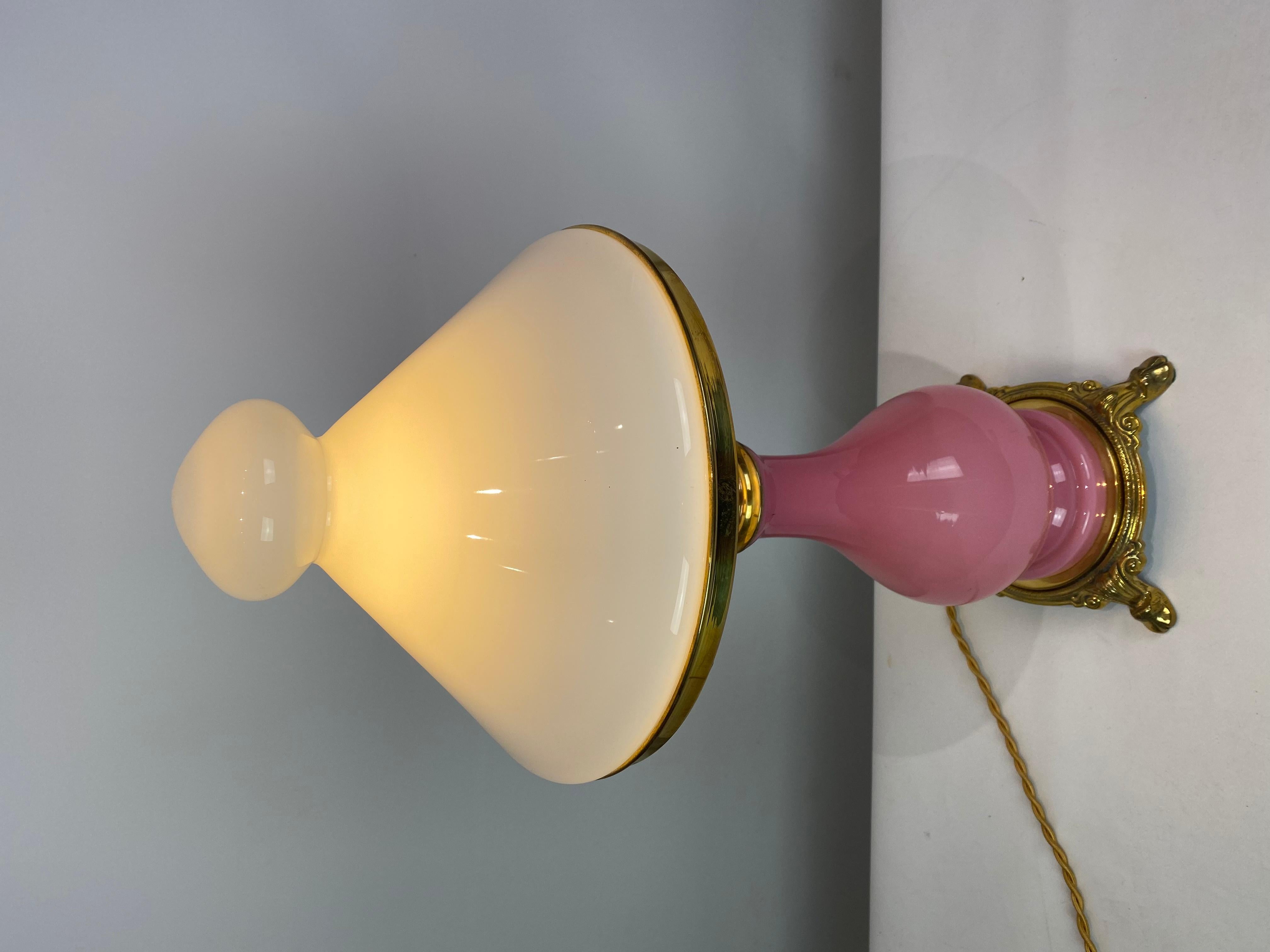 Autre Lampe de bureau avec cadre en verre opalin rose, années 1930 en vente
