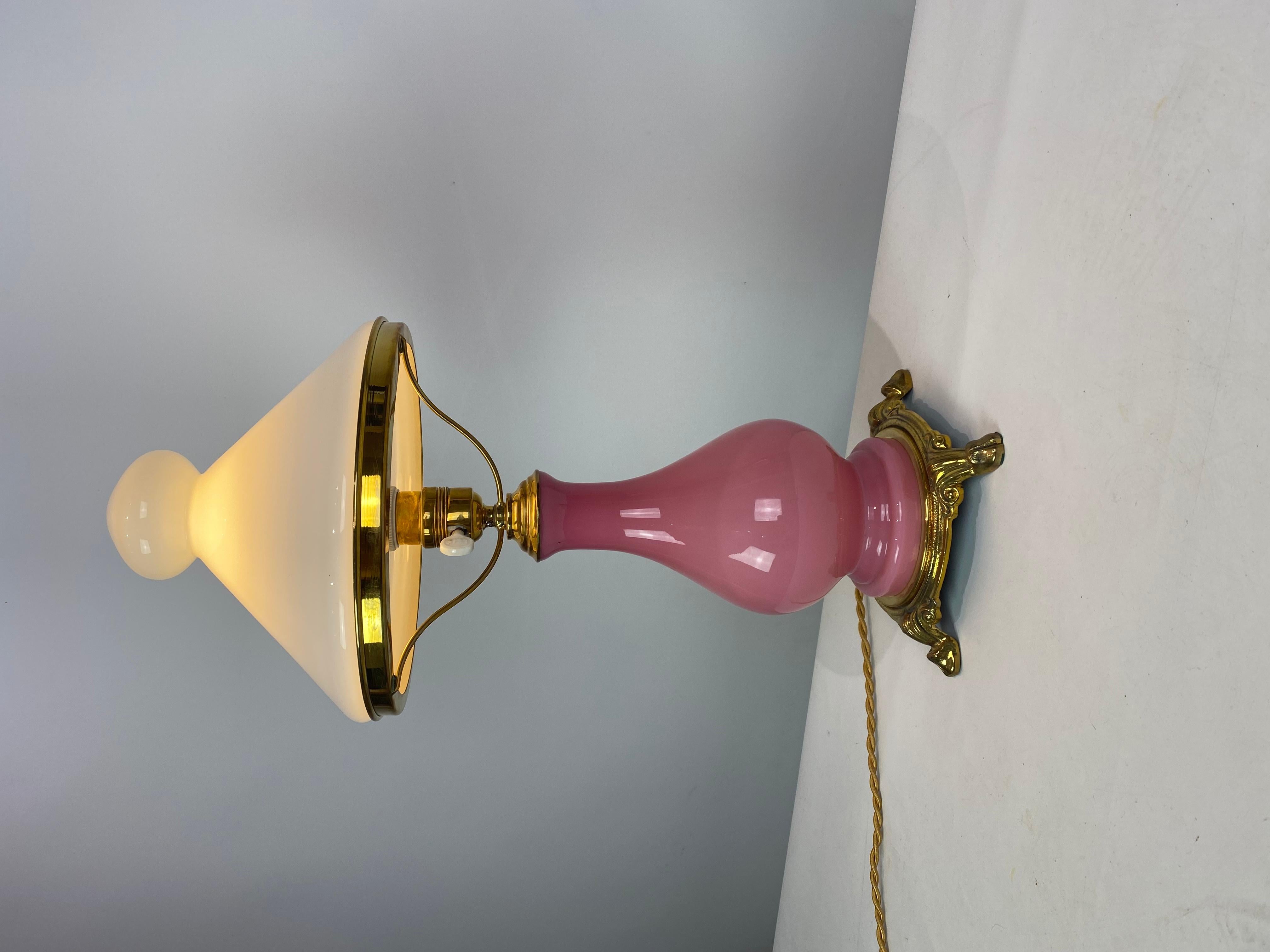 Tischlampe mit Rahmen aus rosa Opalglas, 1930er Jahre (Dänisch) im Angebot