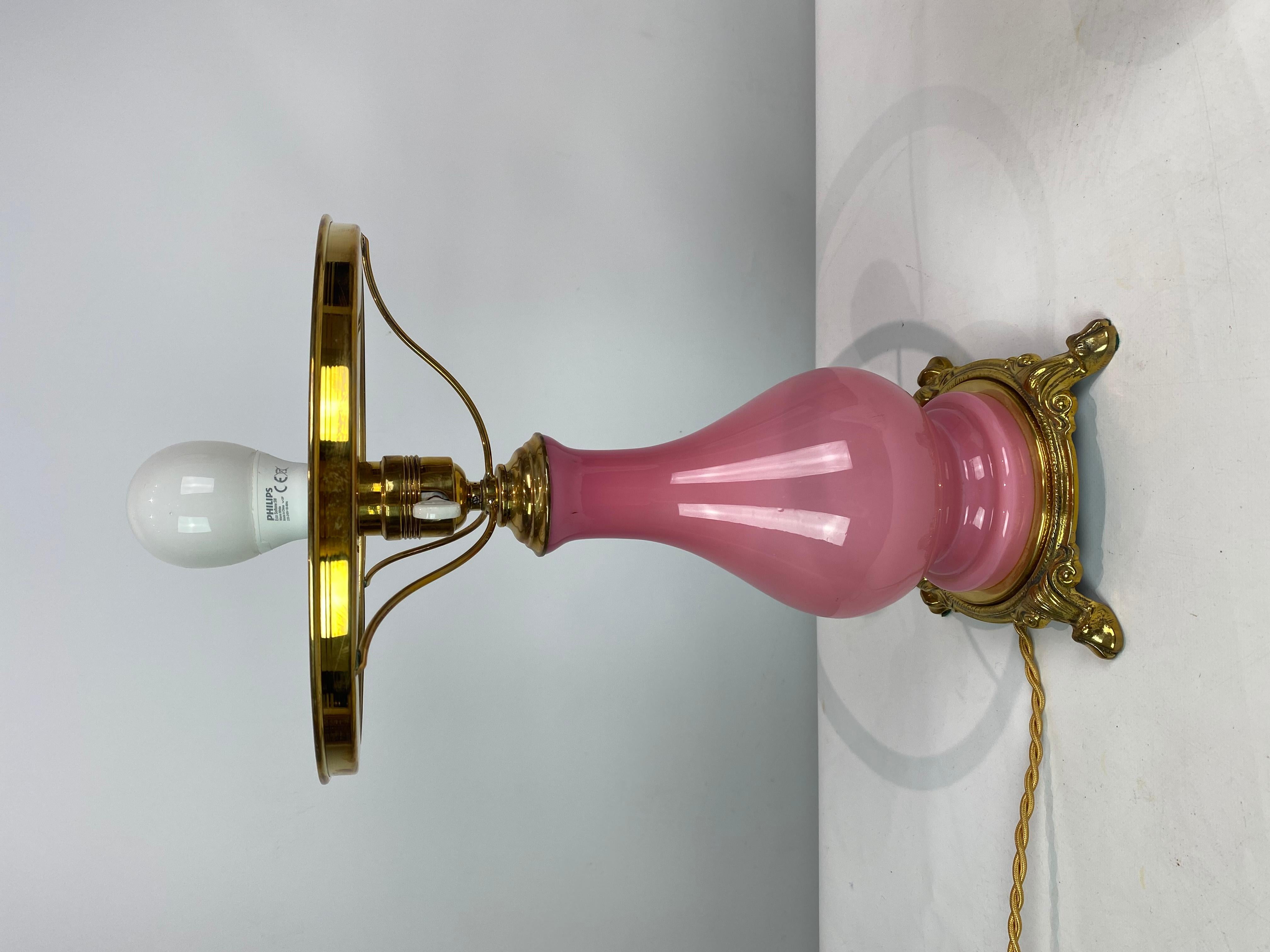 Laiton Lampe de bureau avec cadre en verre opalin rose, années 1930 en vente