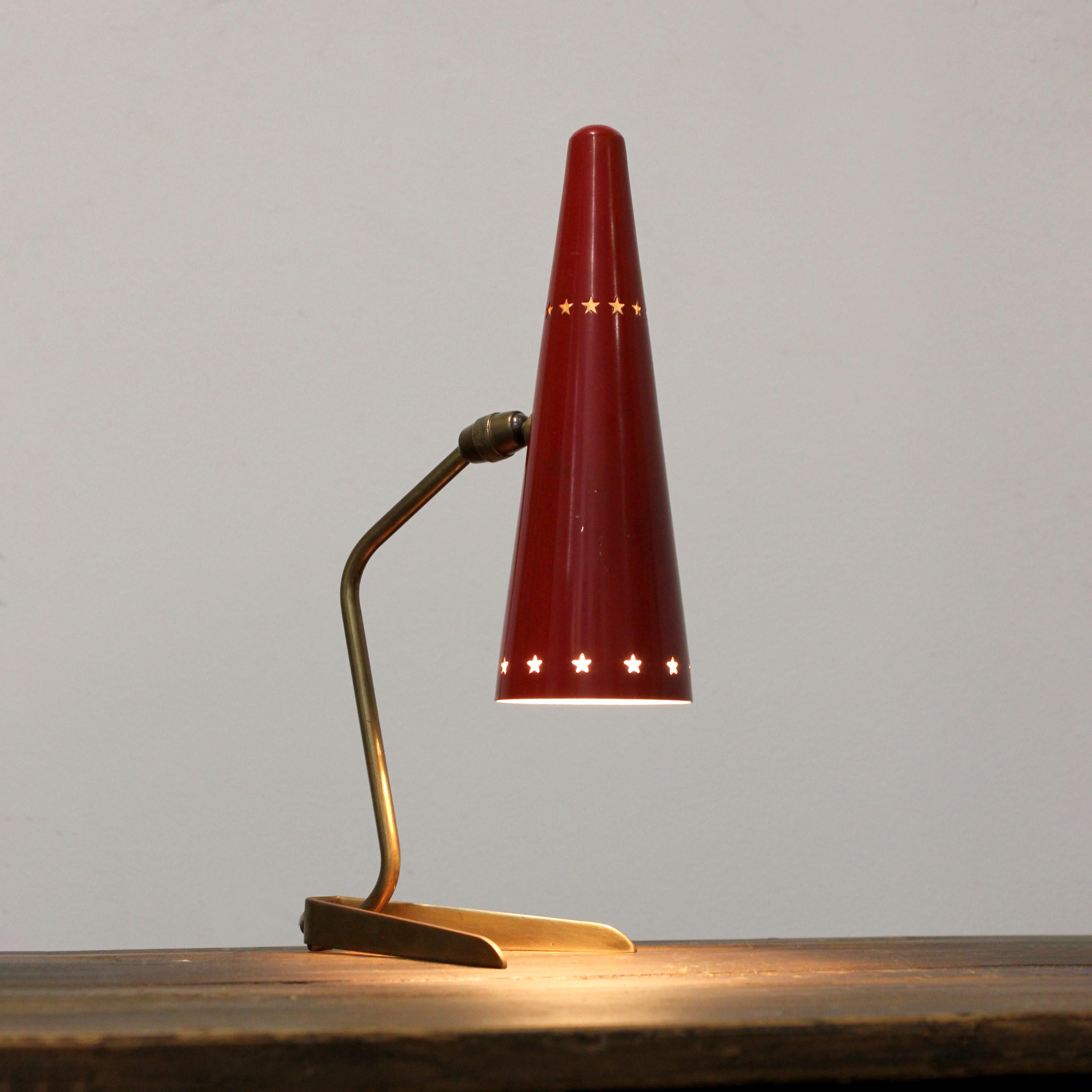 Autrichien Lampe de table avec monture en laiton doré et abat-jour en métal laqué rouge. en vente