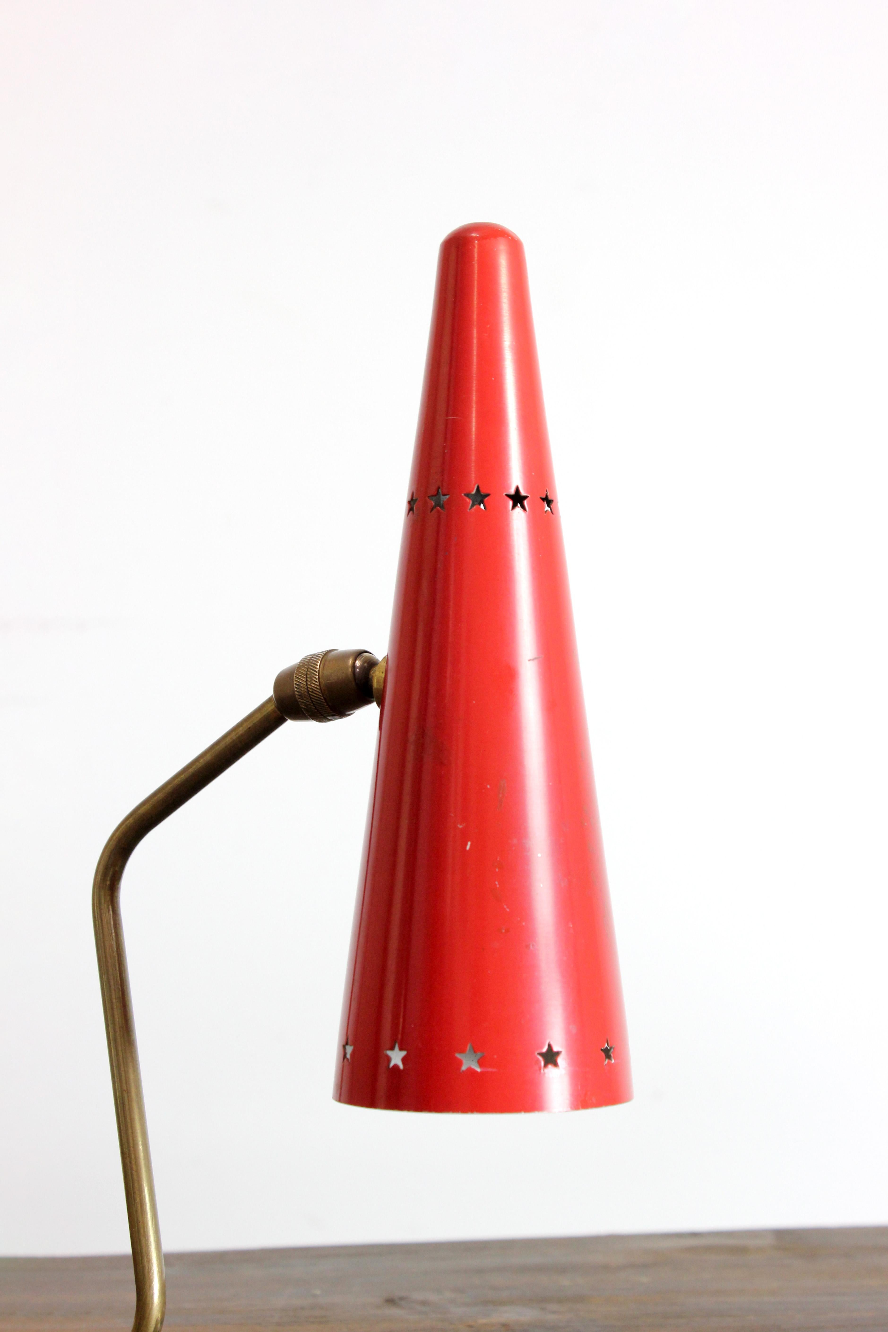 Lampe de table avec monture en laiton doré et abat-jour en métal laqué rouge. Bon état - En vente à Madrid, España