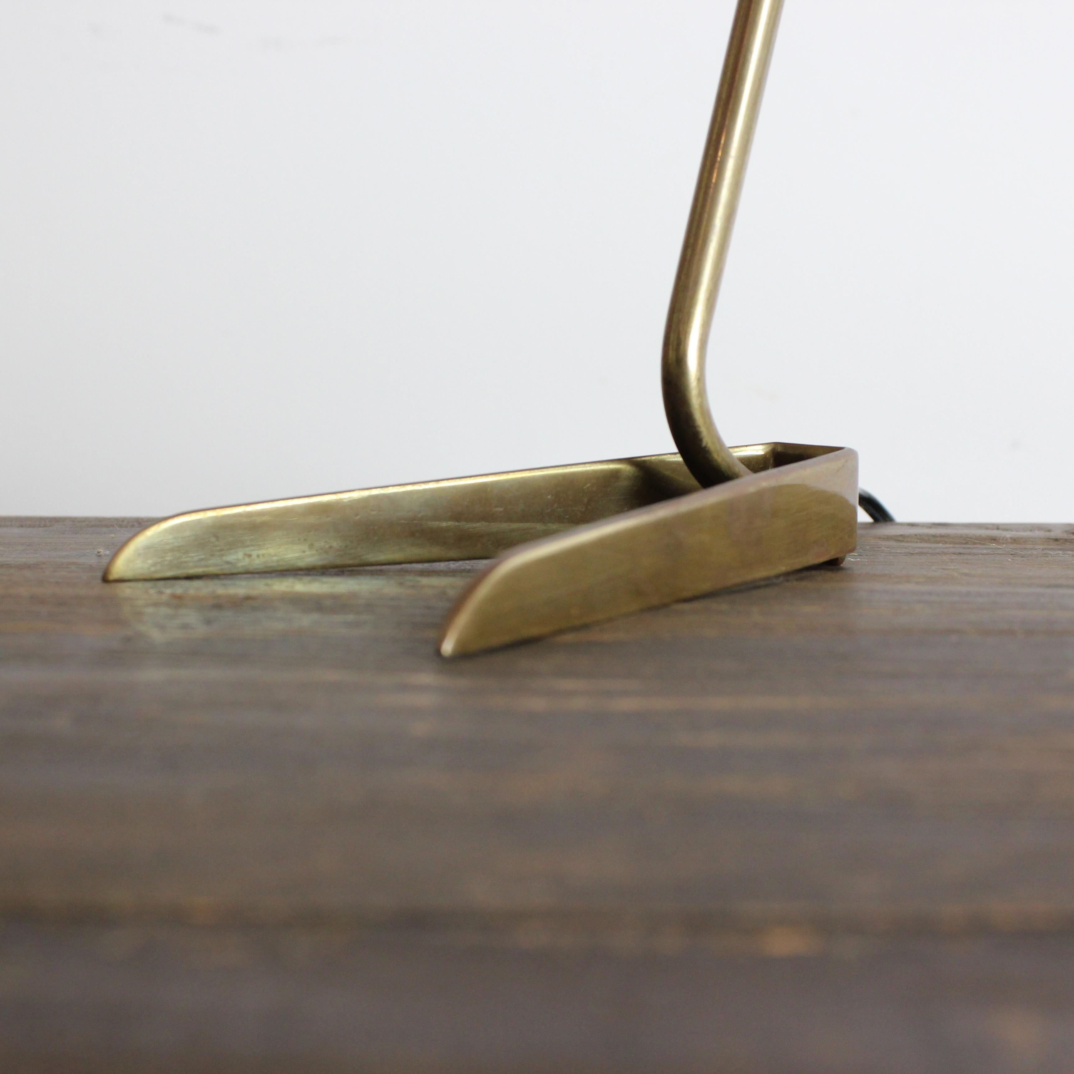 Milieu du XXe siècle Lampe de table avec monture en laiton doré et abat-jour en métal laqué rouge. en vente