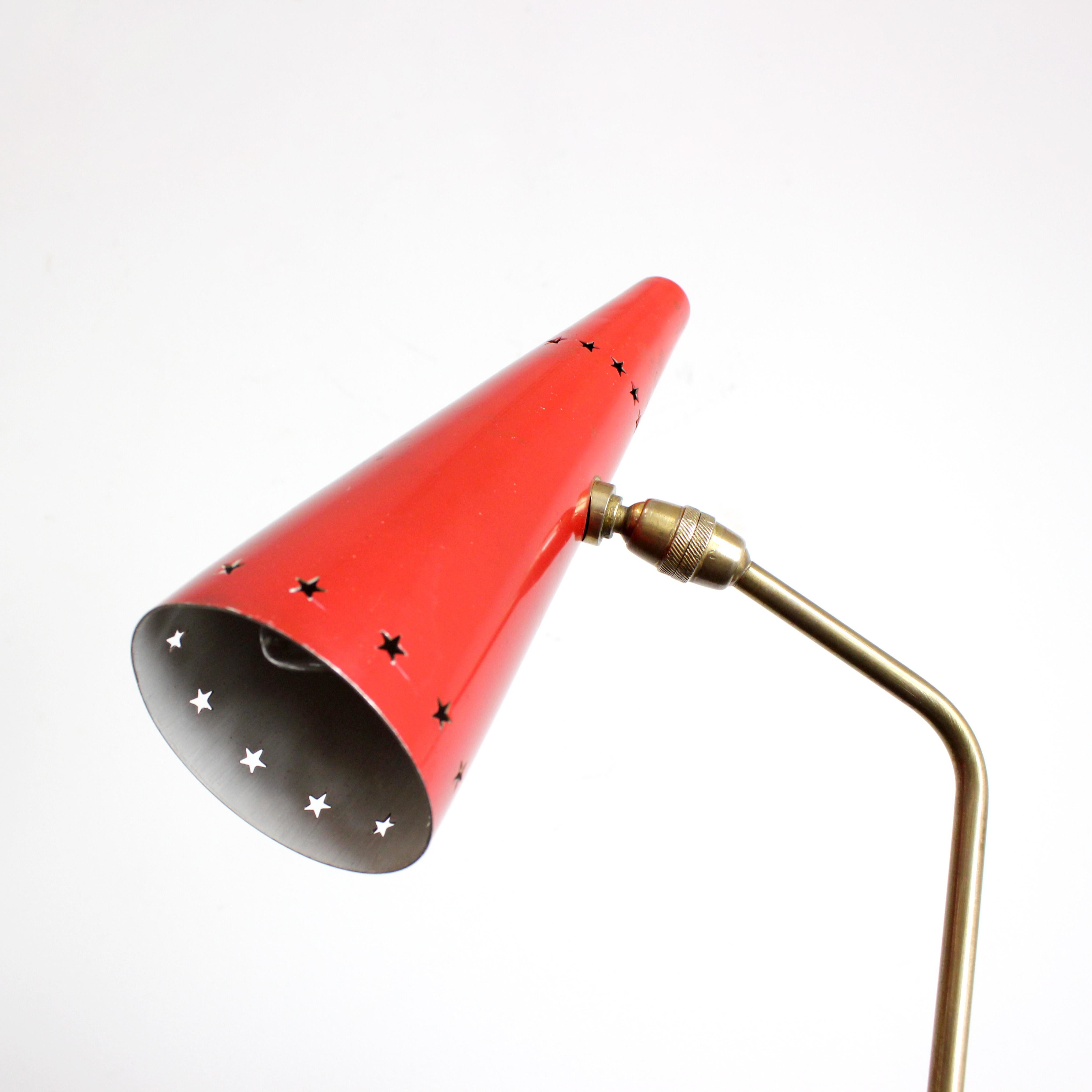 Métal Lampe de table avec monture en laiton doré et abat-jour en métal laqué rouge. en vente