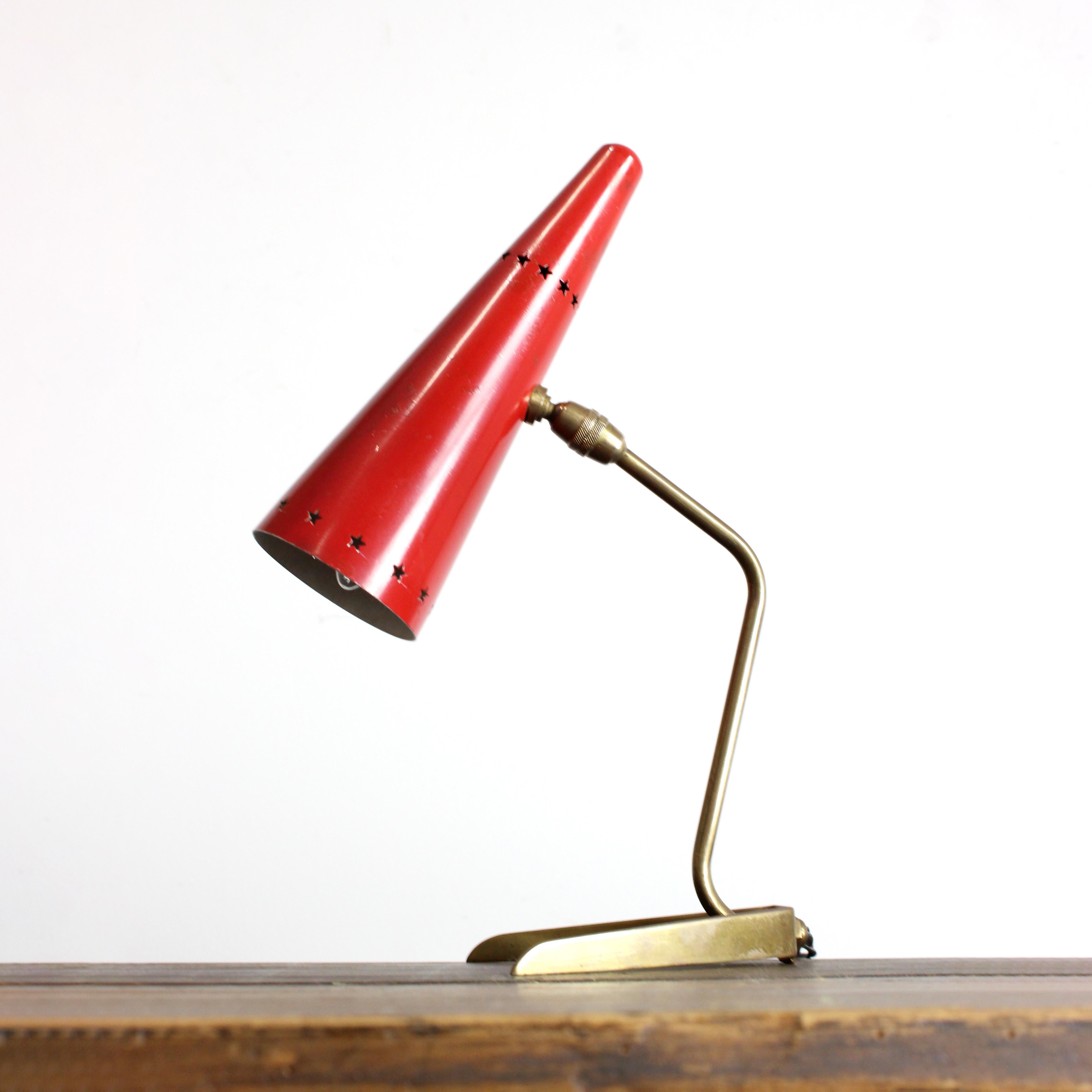Lampe de table avec monture en laiton doré et abat-jour en métal laqué rouge. en vente 1