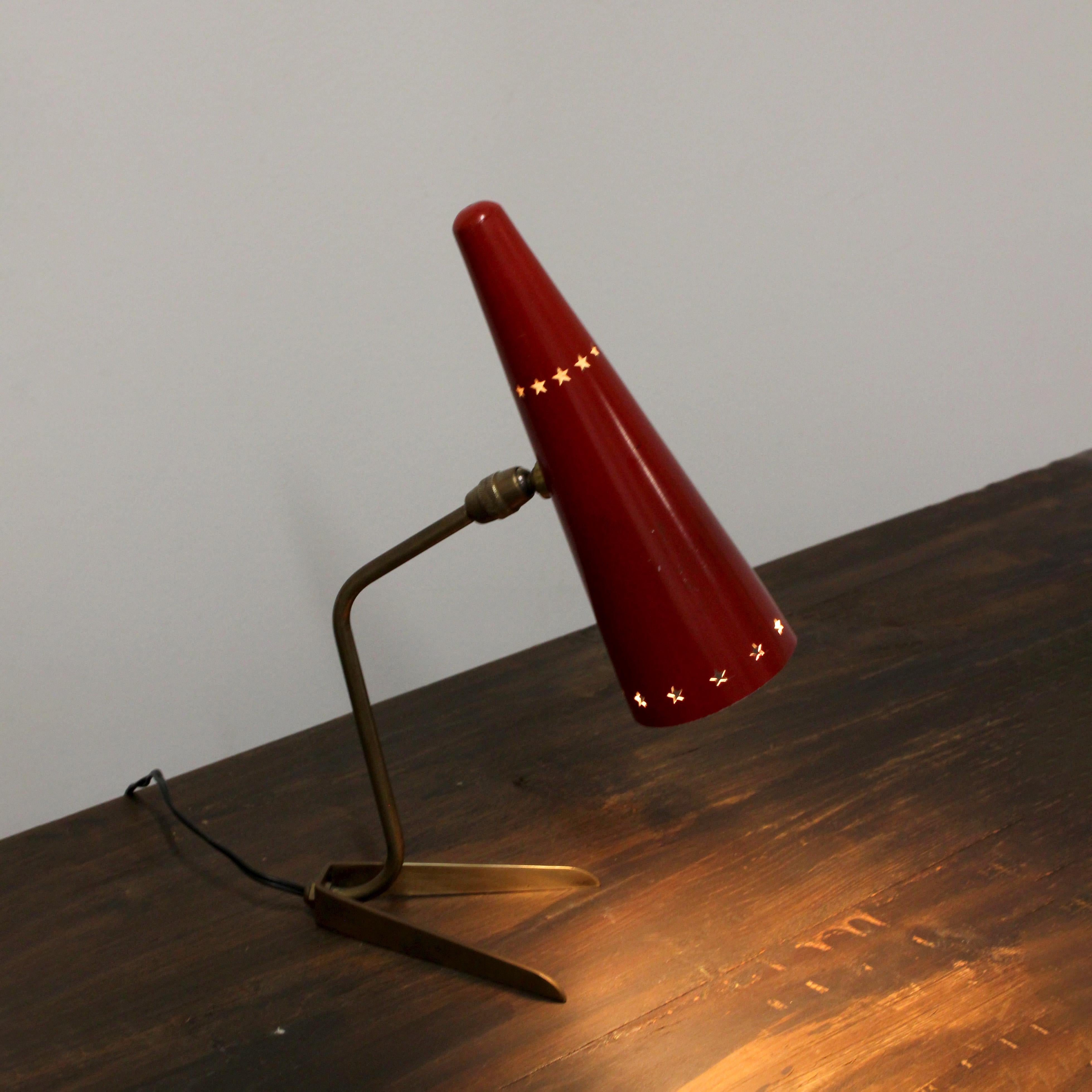 Lampe de table avec monture en laiton doré et abat-jour en métal laqué rouge. en vente 2