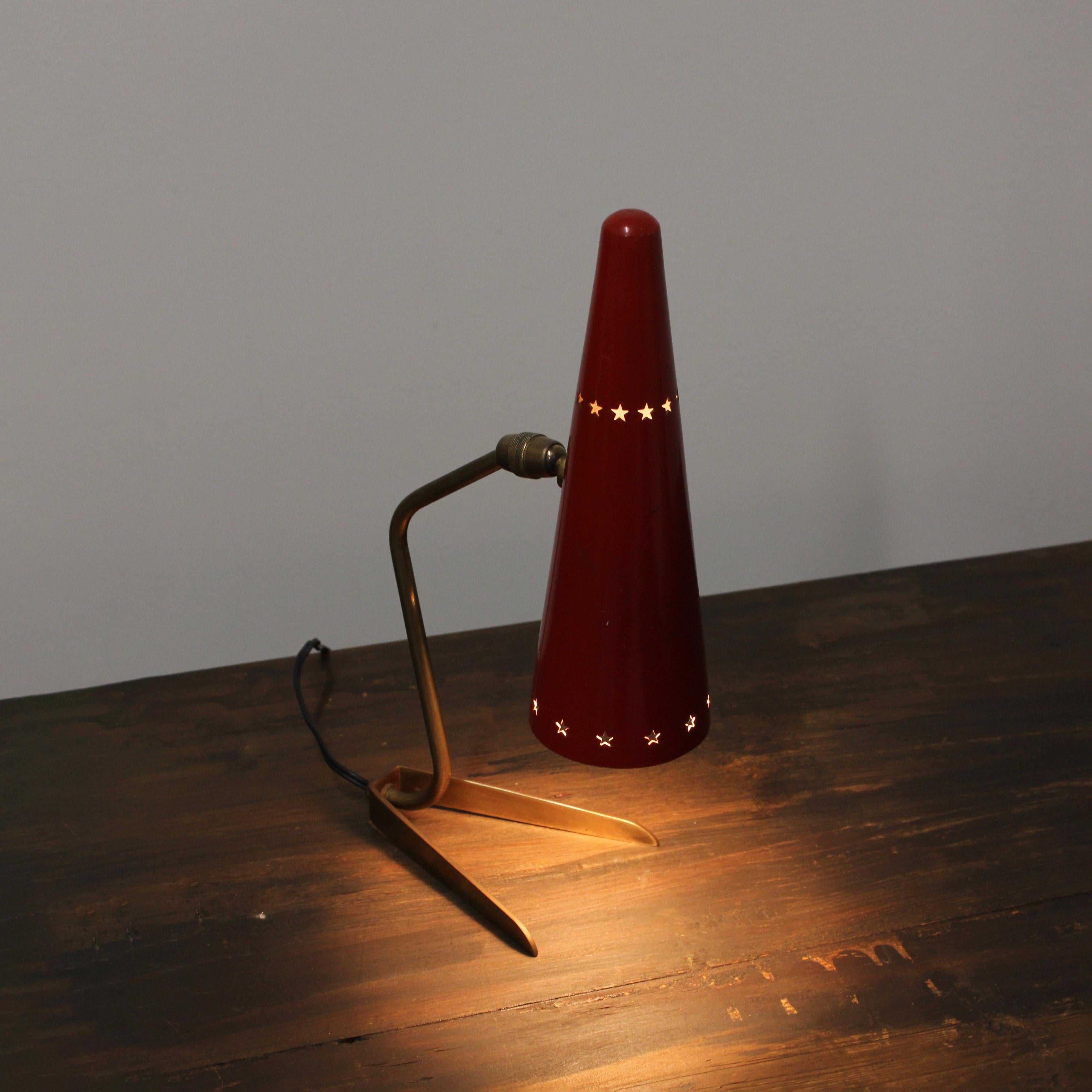 Lampe de table avec monture en laiton doré et abat-jour en métal laqué rouge. en vente 3