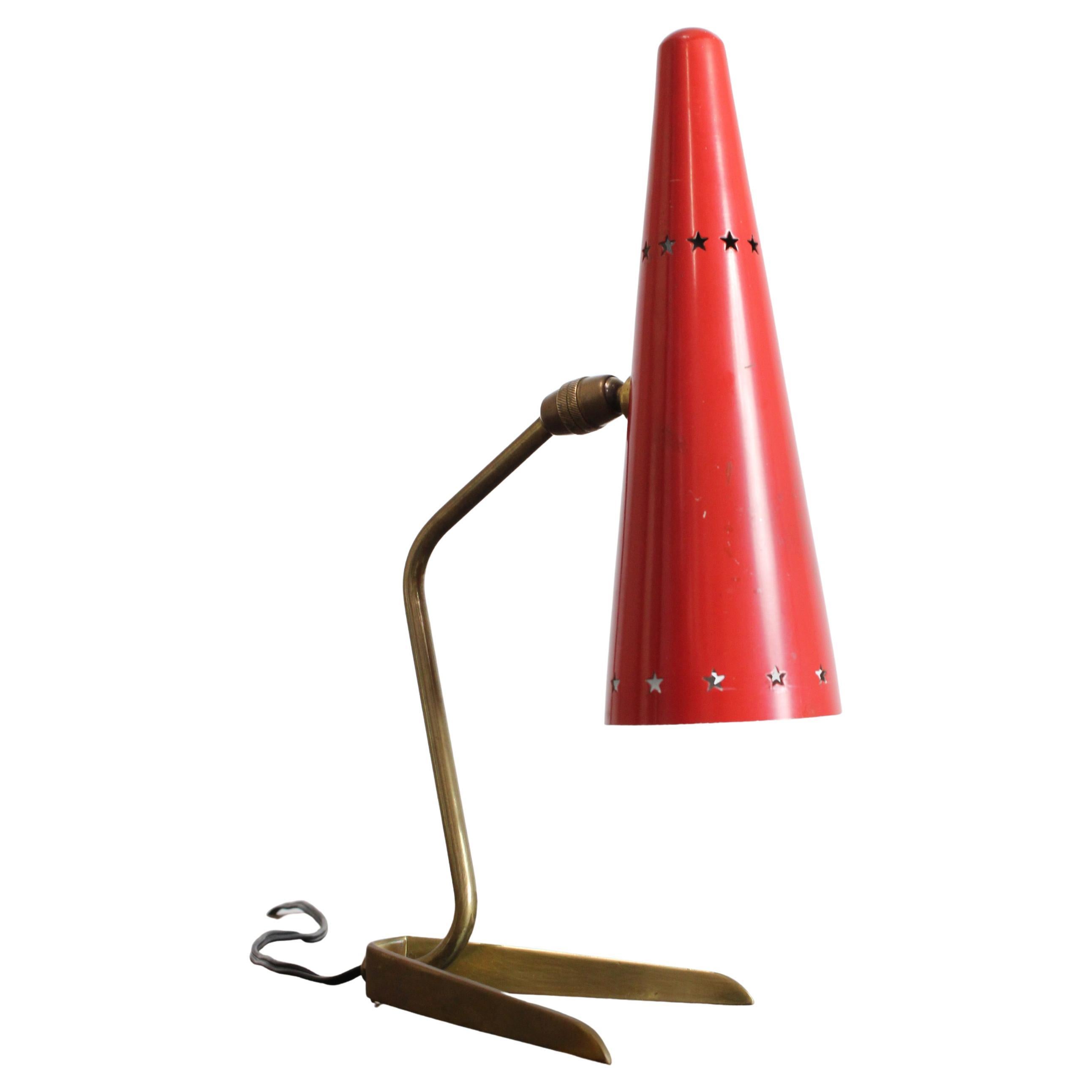 Lampe de table avec monture en laiton doré et abat-jour en métal laqué rouge.