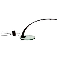 Lampada da tavolo con base in vetro e struttura in alluminio verniciato, Enrico Furio Dominici