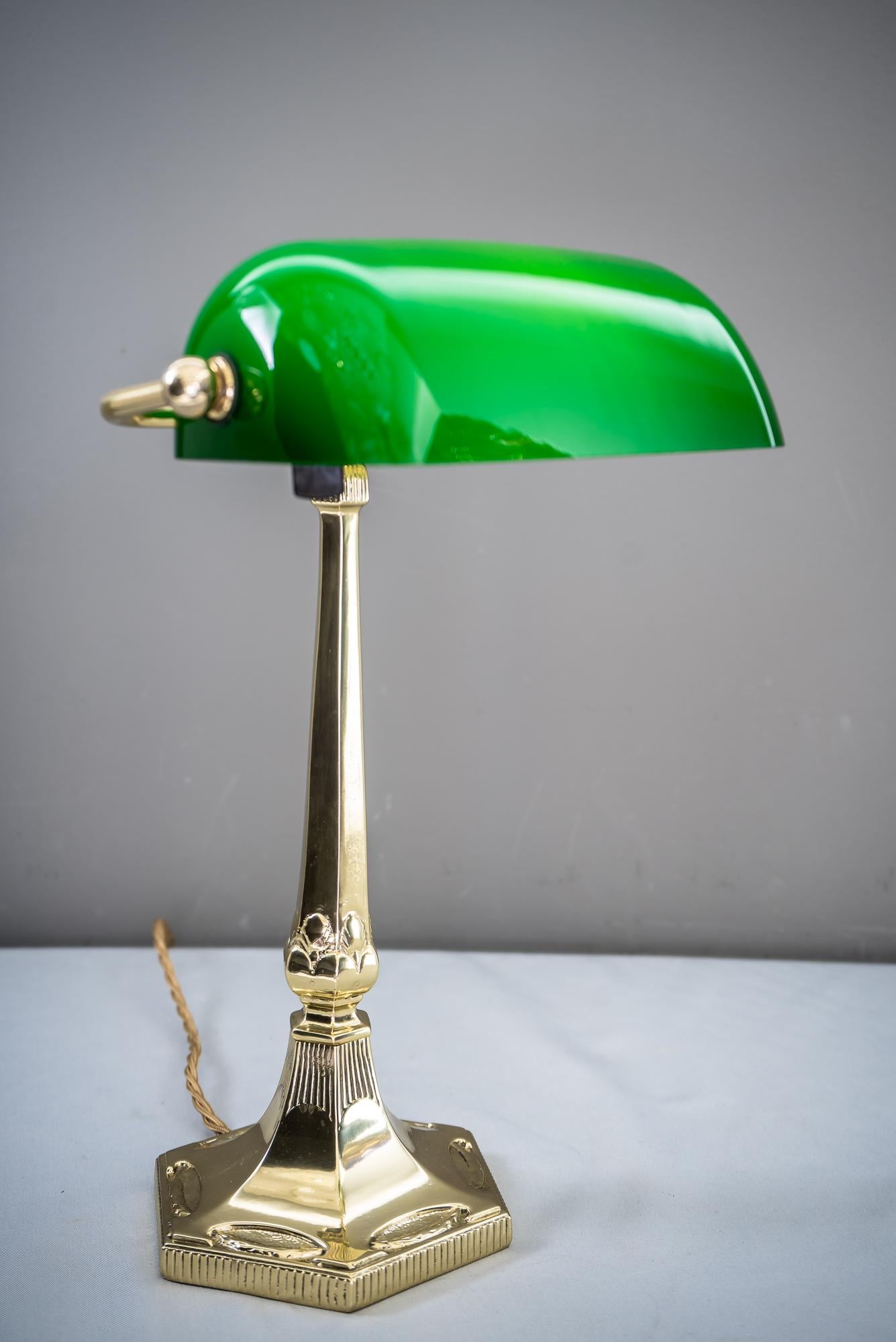 Table lamp with green glass in the style of Jugendstil
Polished and stove enameled
This lamp is completely new. (Not antique).