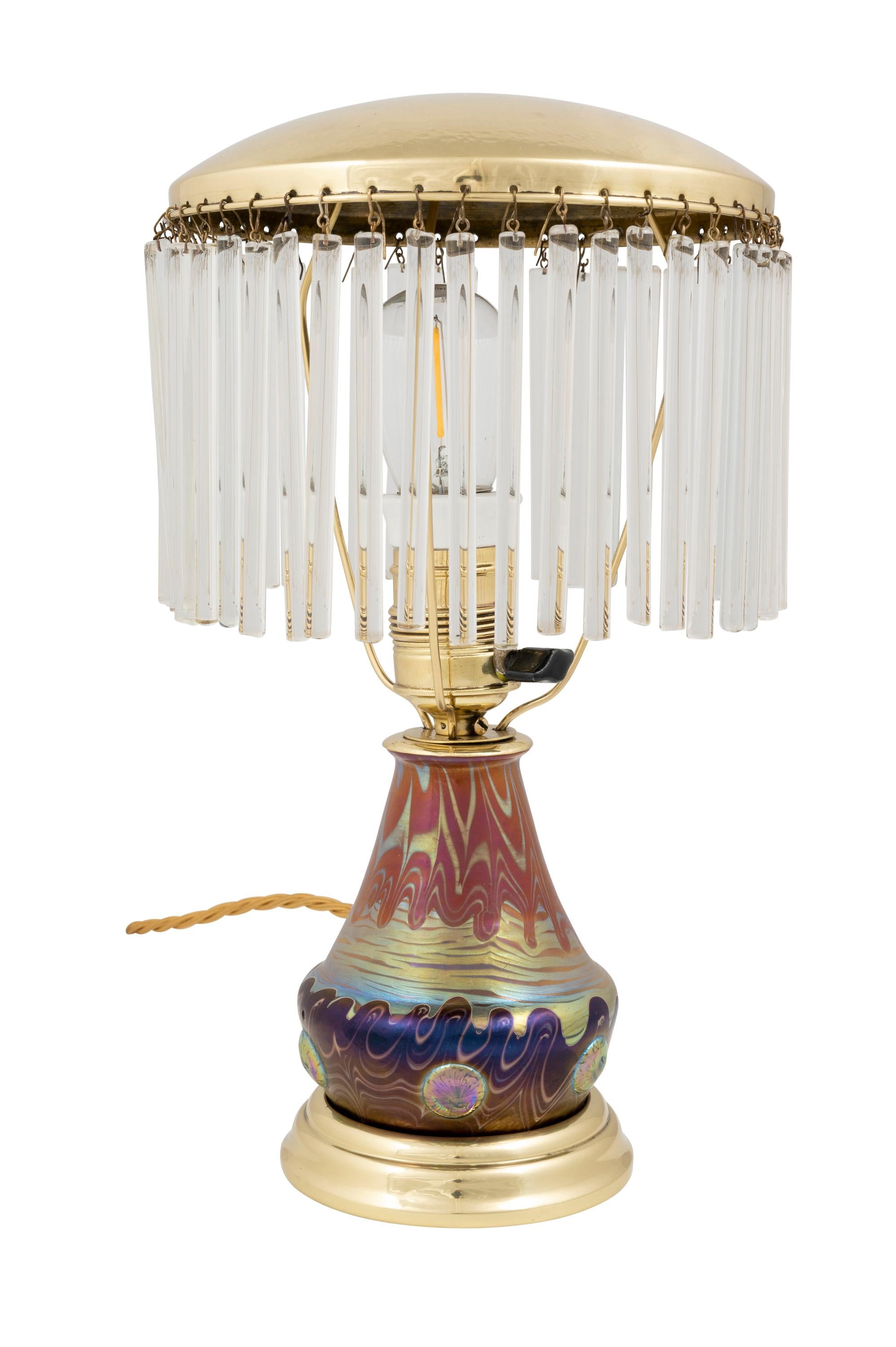 Lampe de table avec tiges de verre, fabriquée par Johann Loetz Witwe, décoration Phenomen Genre 358, vers 1901

Cette lampe de table est un exemple extraordinaire de la capacité de conception de la manufacture Loetz. La décoration Phenomen Genre 358