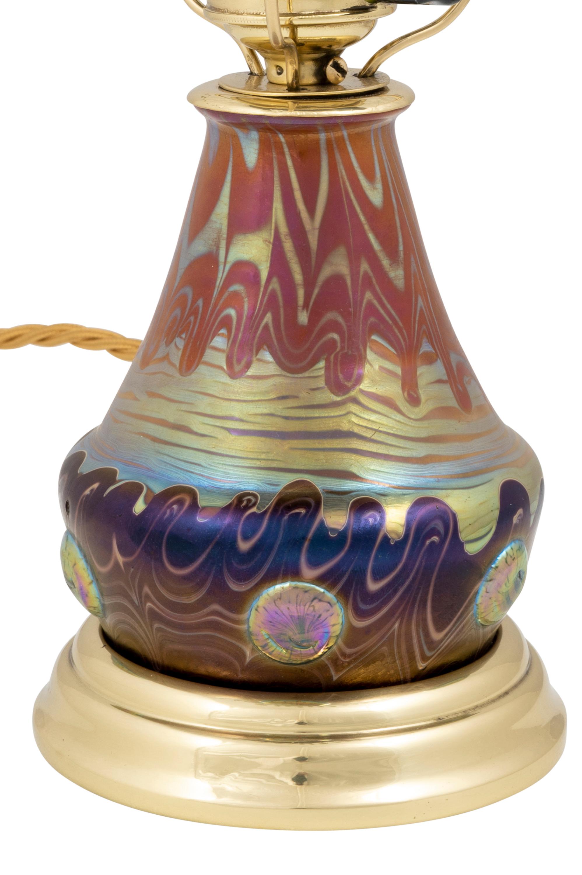 Bunte Tischlampe mit Loetz Glass um 1901 Österreichischer Jugendstil  (Poliert) im Angebot