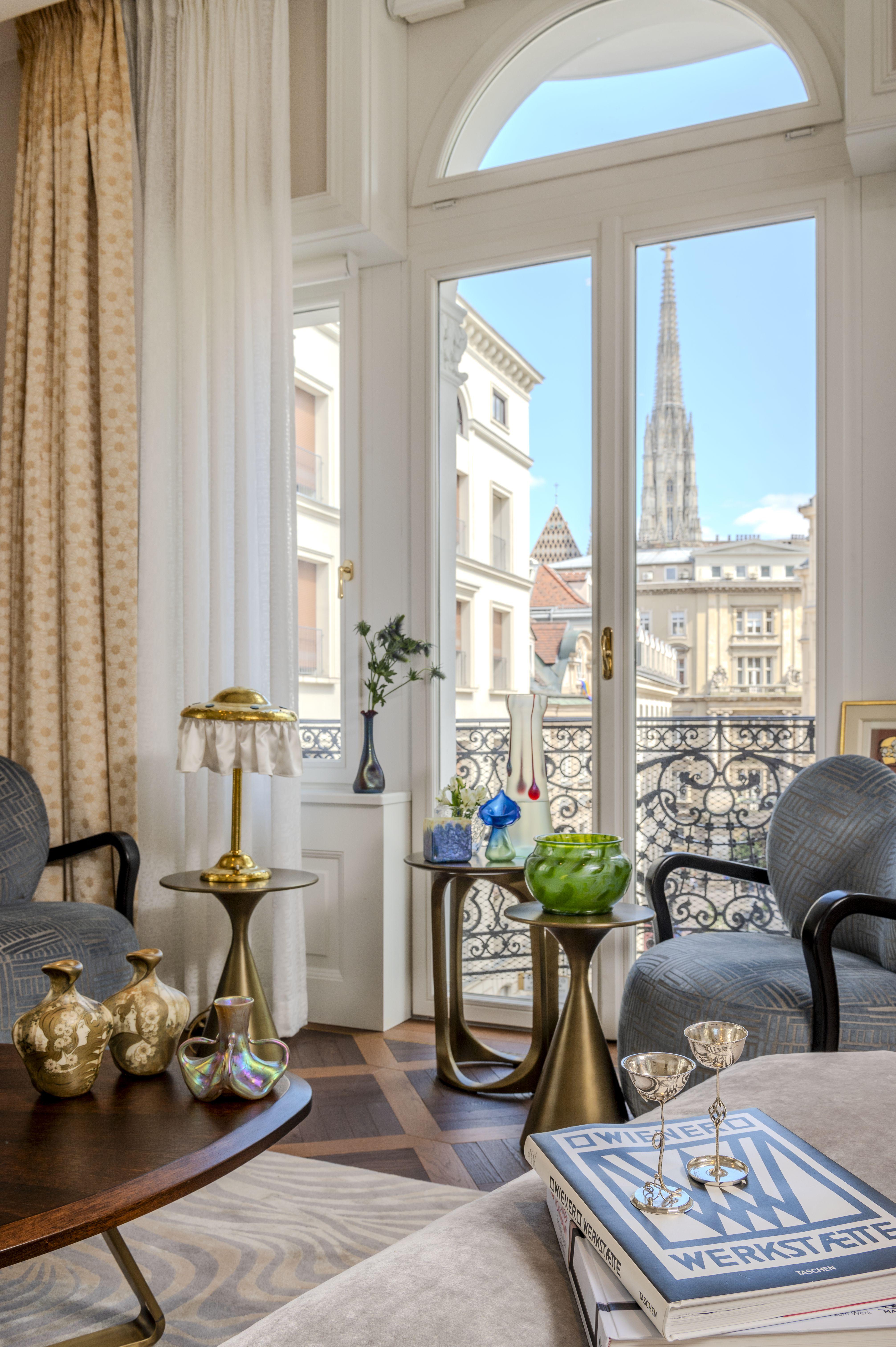 Table Lamp with Loetz Glass School of Josef Hoffmann circa 1907 Chased Brass For Sale 3