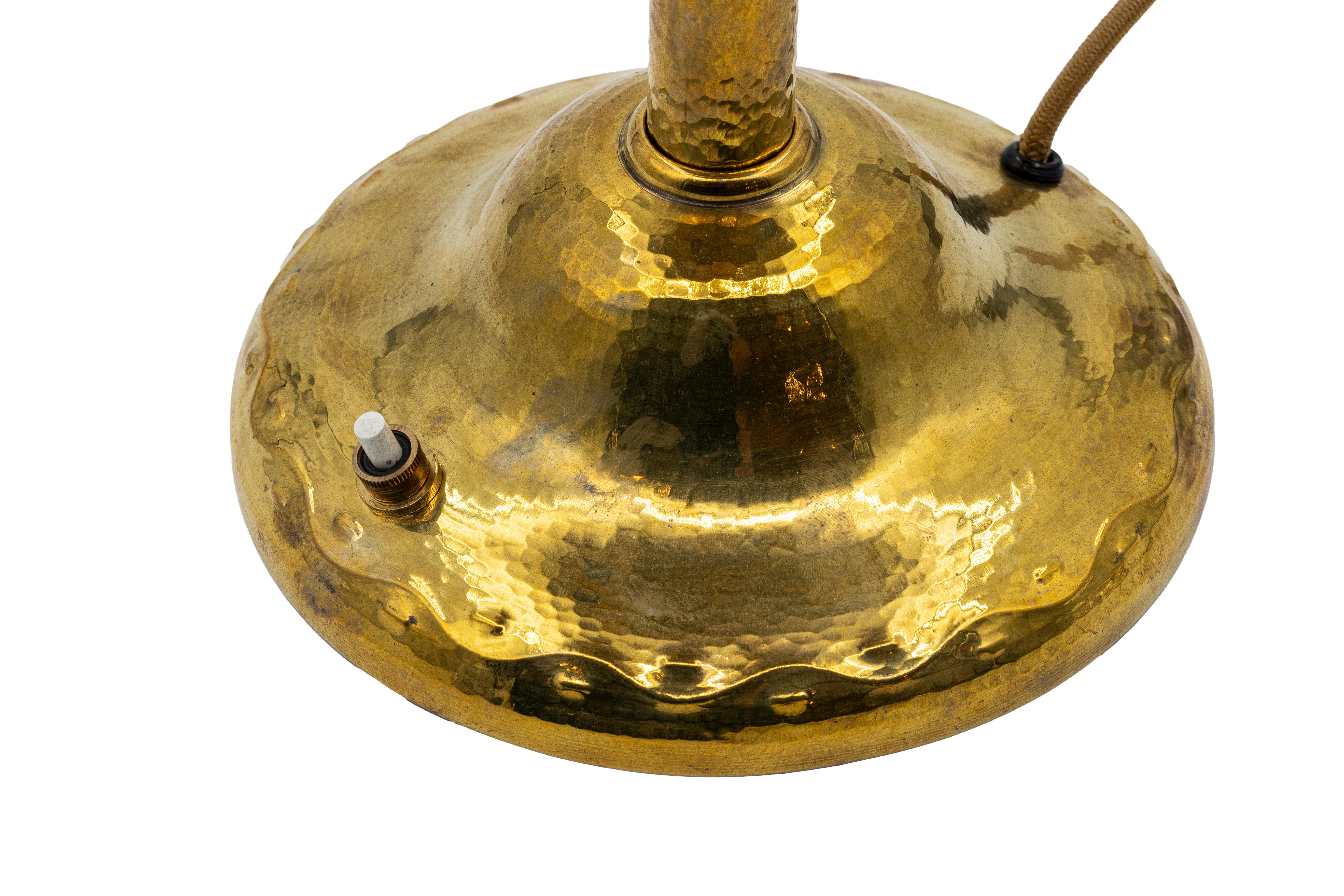 Table Lamp with Loetz Glass School of Josef Hoffmann circa 1907 Chased Brass In Good Condition For Sale In Klosterneuburg, AT