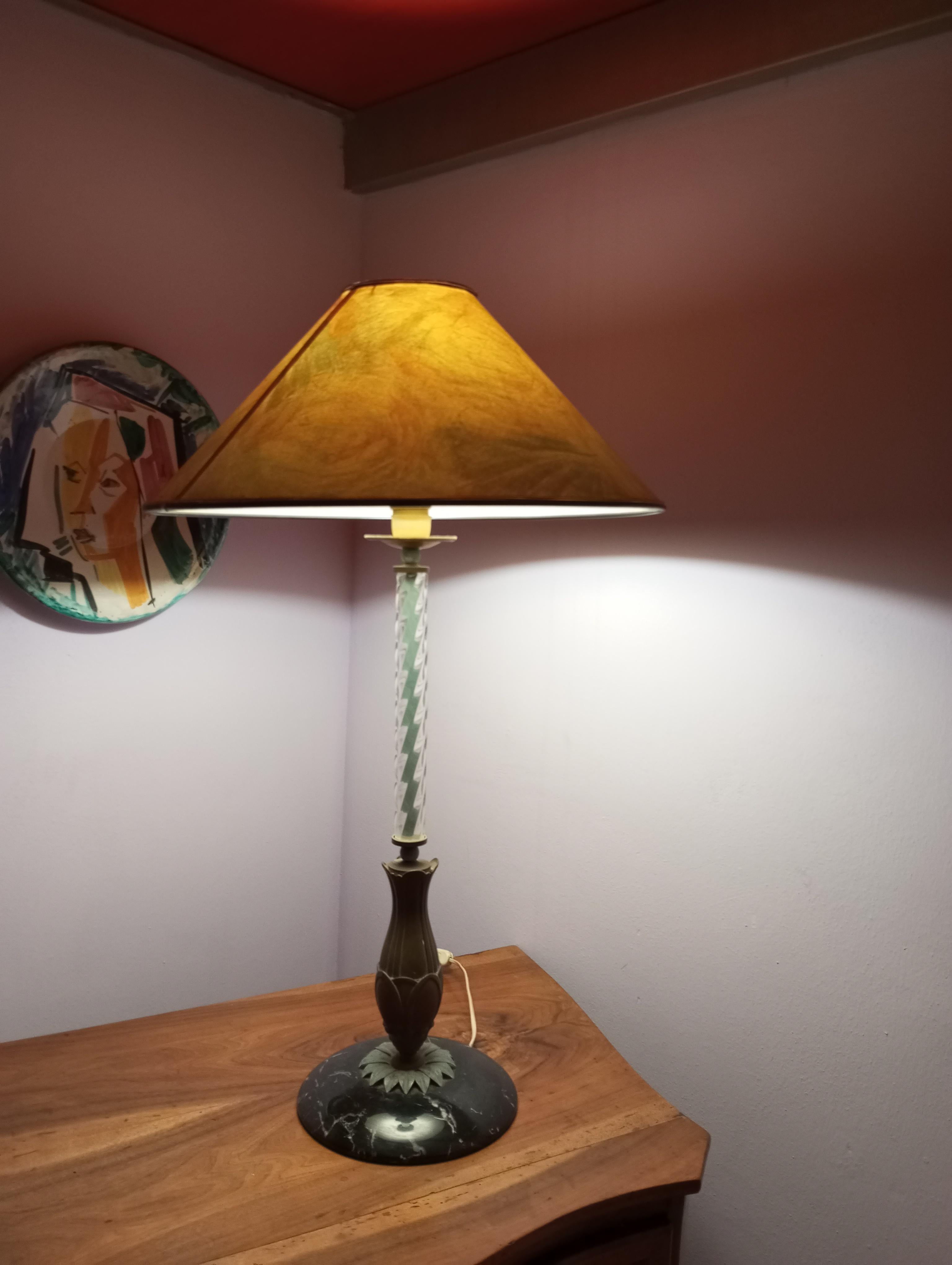 Table lamp with marble base and bronze leaf decoration, glass stem with hints of azure, like the subtle details on the lampshade. From the '50s. Height of 93 cm with a diameter of 54 cm, while the marble base has a diameter of 25 cm.

