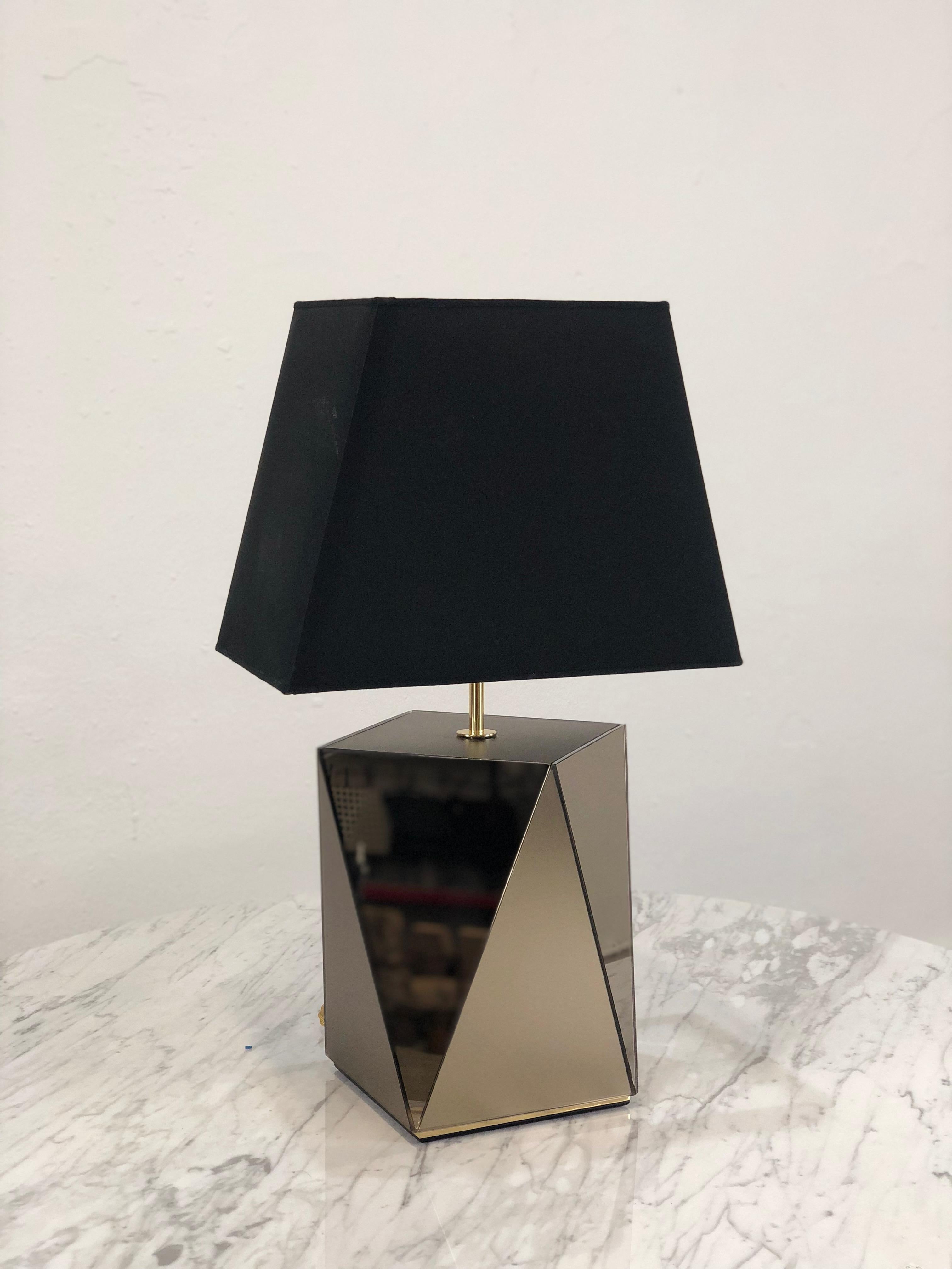 Splendid pair of table lamps in mirrored glass made in the late 90's, of fine Italian manufacture.
The base of the lamps is made of mirrored and satin glass, has very beautiful and elegant shapes, hexagonal in shape that create a special