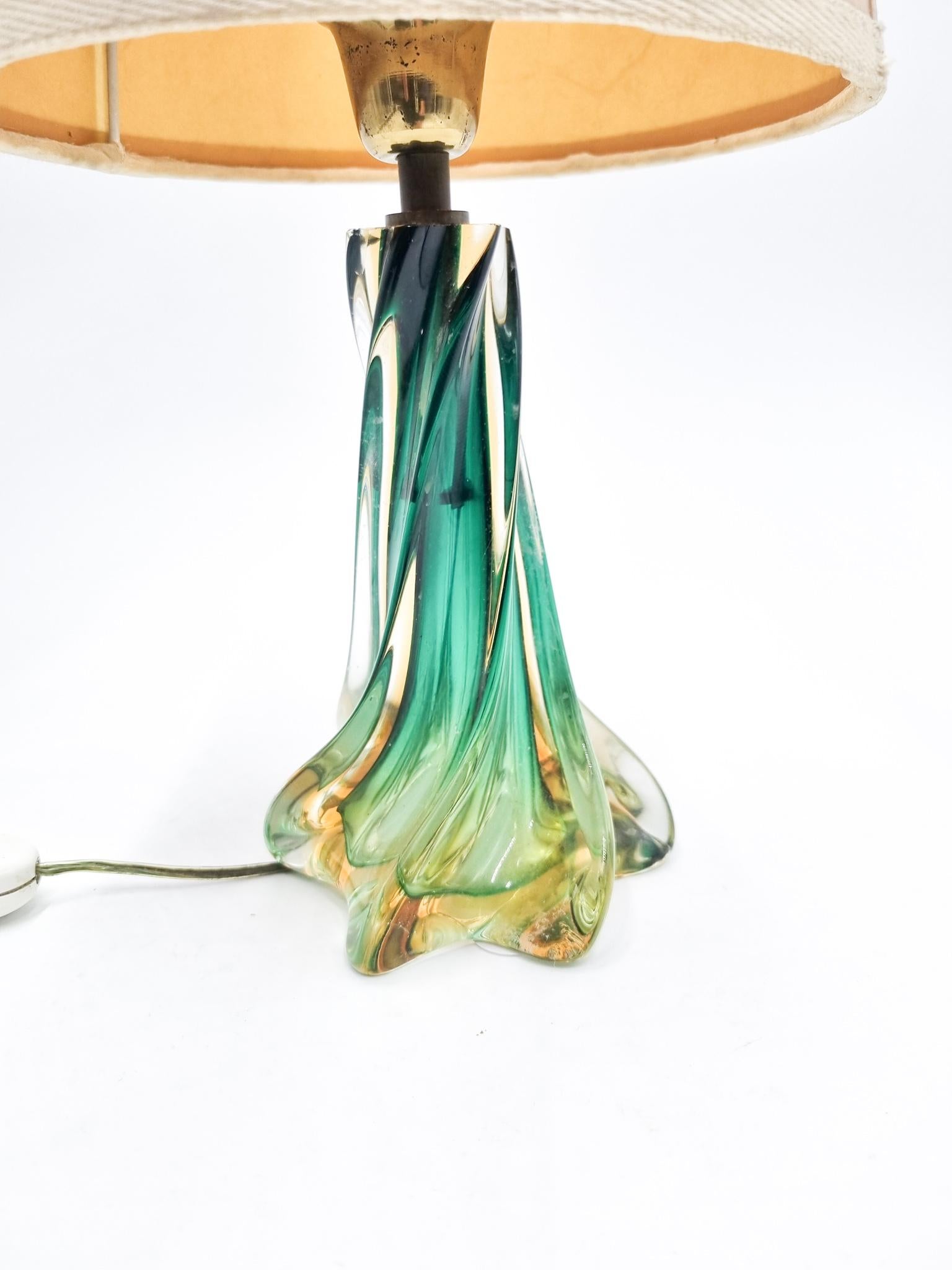 Table lamp in Murano glass with green and orange base, and creation attributed to Flavio Poli in the 70s.

Measures: Ø cm 20, H cm 35.