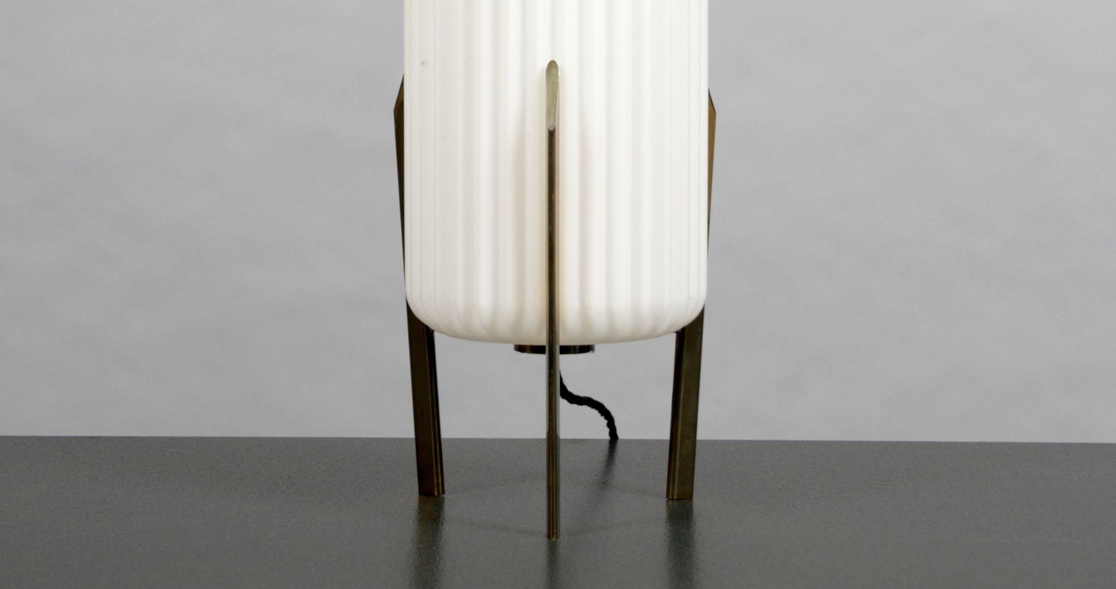 Lampe de table en laiton avec abat-jour en verre opaque nervuré attribué à Arteluce.