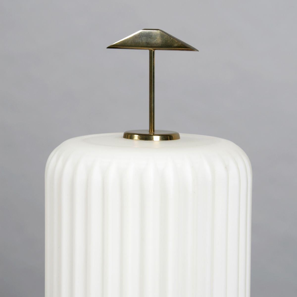 Mid-Century Modern Lampe de bureau moderne du milieu du siècle dernier avec abat-jour en verre opaque attribuée à Arteluce en vente