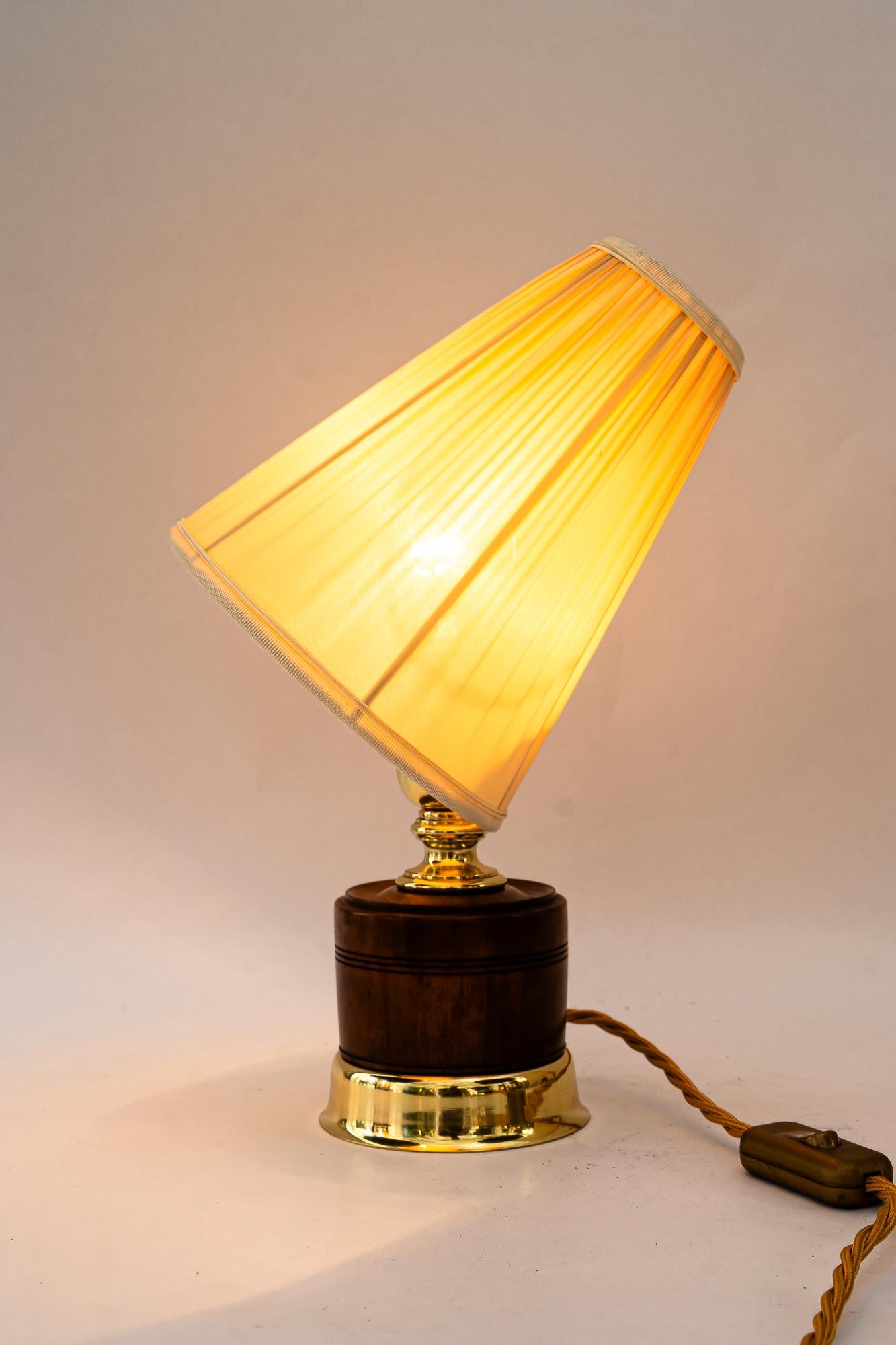 Lampada da tavolo con paralume originale in legno di noce, ottone e tessuto, Vienna, intorno al 1920 in vendita 2