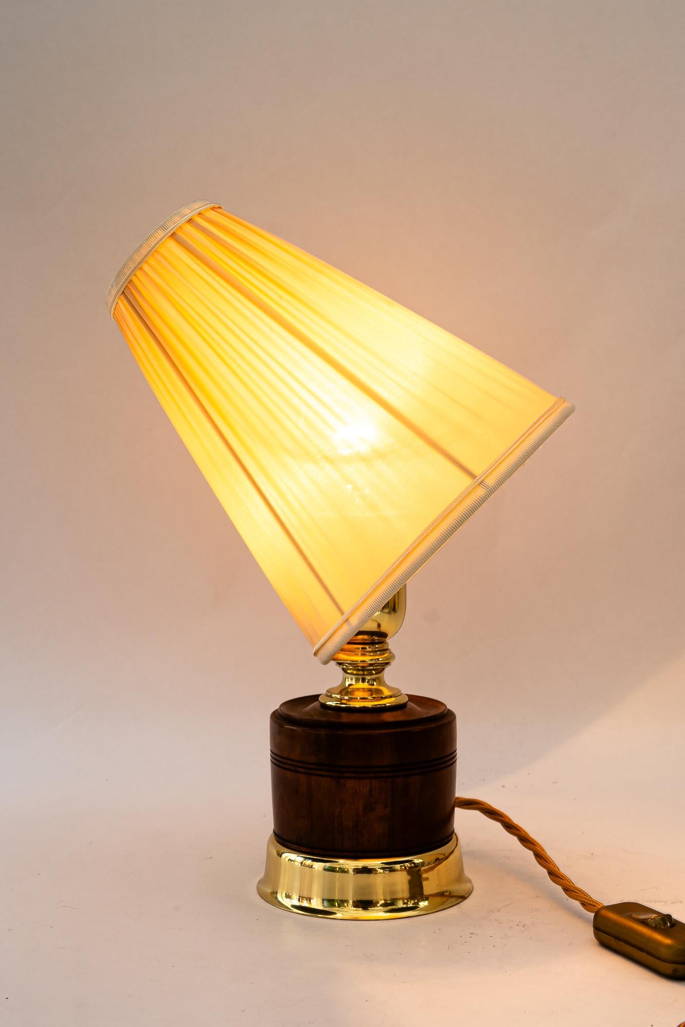 Lampada da tavolo con paralume originale in legno di noce, ottone e tessuto, Vienna, intorno al 1920 in vendita 3