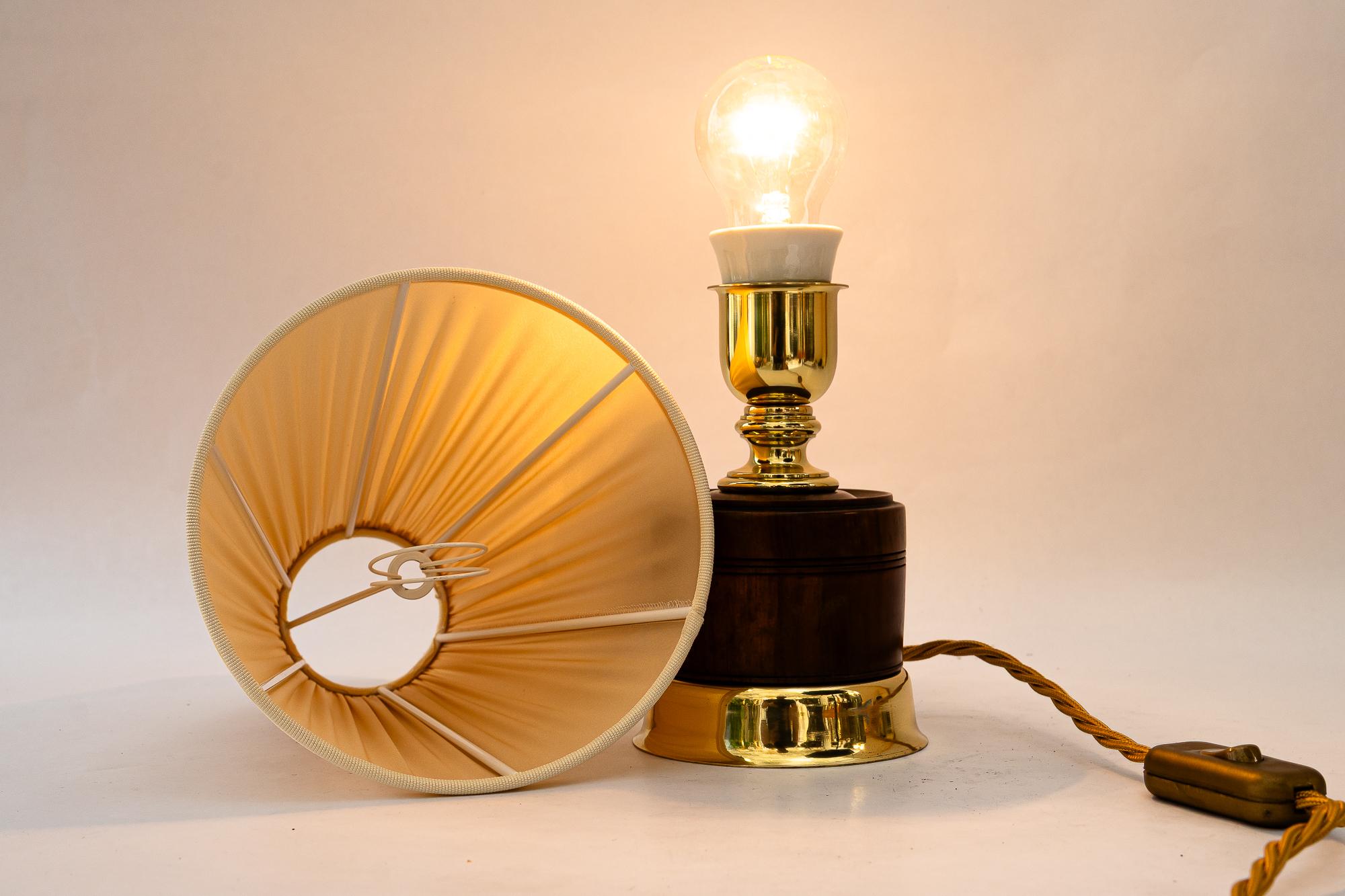 Lampada da tavolo con paralume originale in legno di noce, ottone e tessuto, Vienna, intorno al 1920 in vendita 4