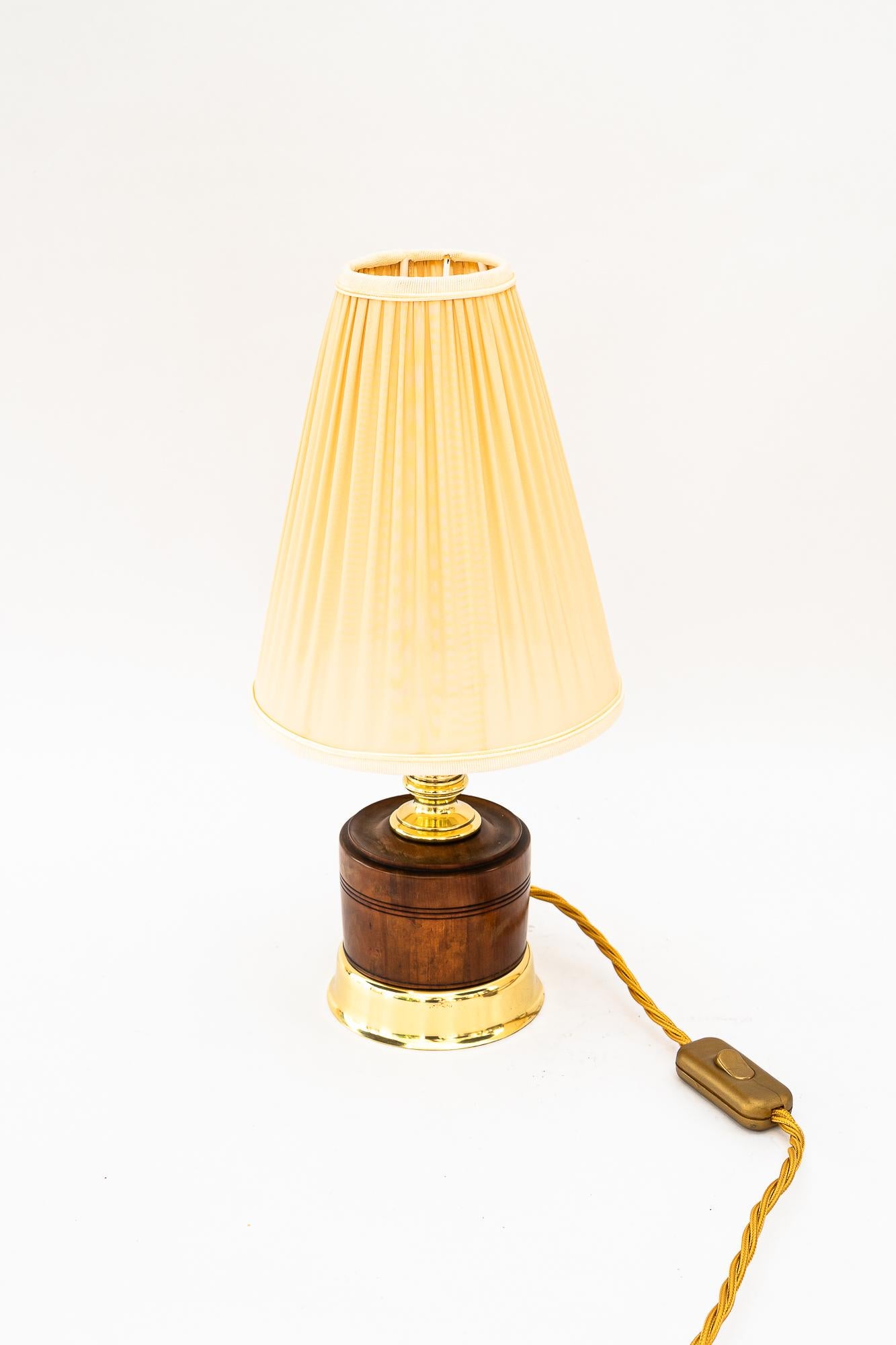 Lampada da tavolo con paralume originale in legno di noce, ottone e tessuto, Vienna, intorno al 1920
Ottone lucidato e smaltato a fuoco
Il paralume in tessuto è stato sostituito (nuovo)
Wood originale 