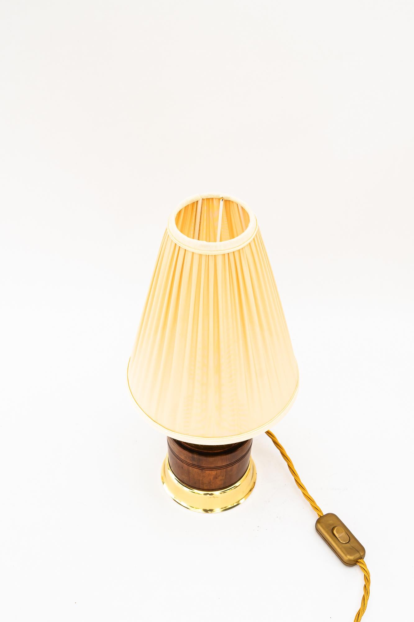 Art Déco Lampada da tavolo con paralume originale in legno di noce, ottone e tessuto, Vienna, intorno al 1920 in vendita
