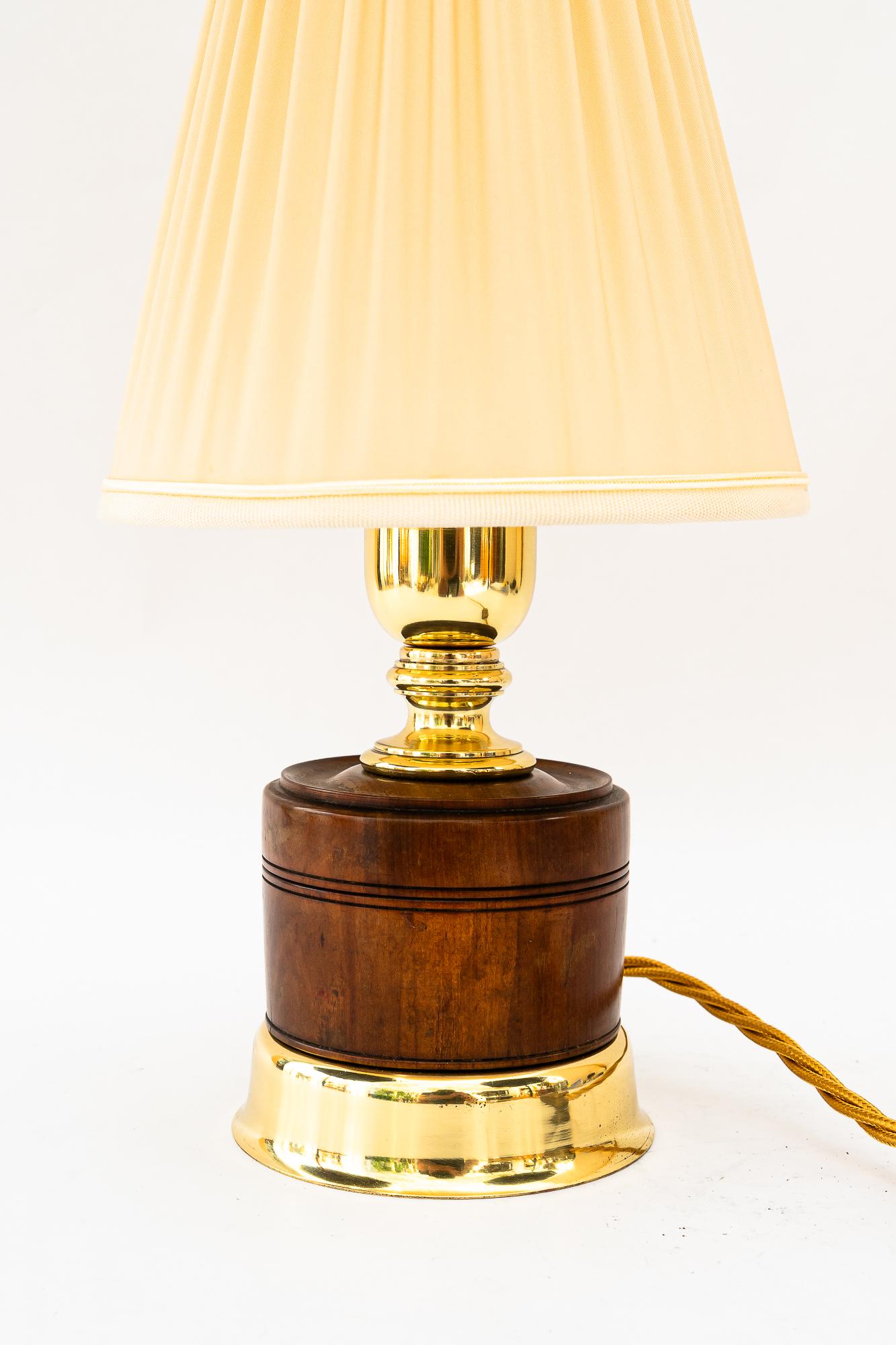 Austriaco Lampada da tavolo con paralume originale in legno di noce, ottone e tessuto, Vienna, intorno al 1920 in vendita
