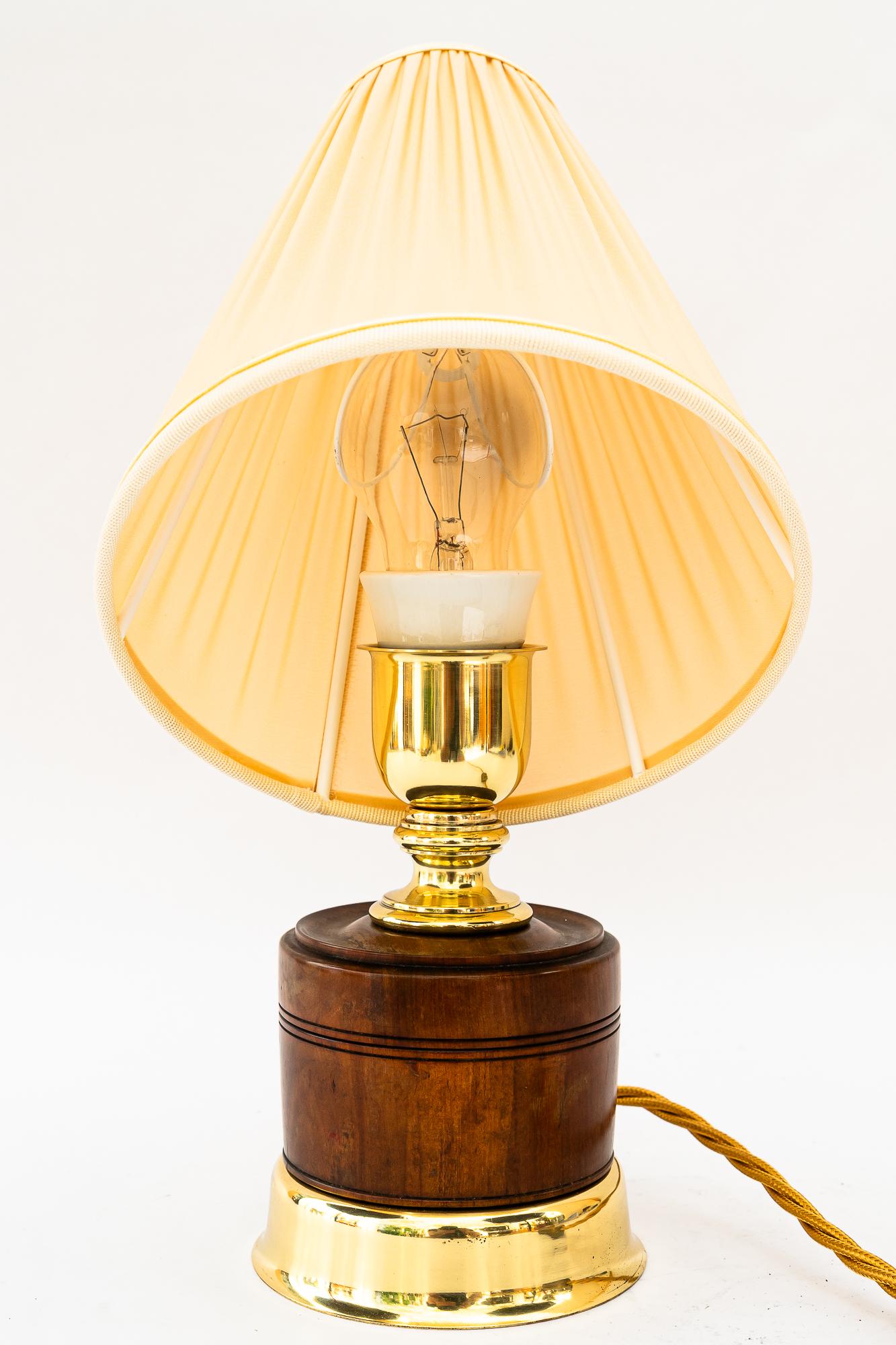 Lucidato Lampada da tavolo con paralume originale in legno di noce, ottone e tessuto, Vienna, intorno al 1920 in vendita