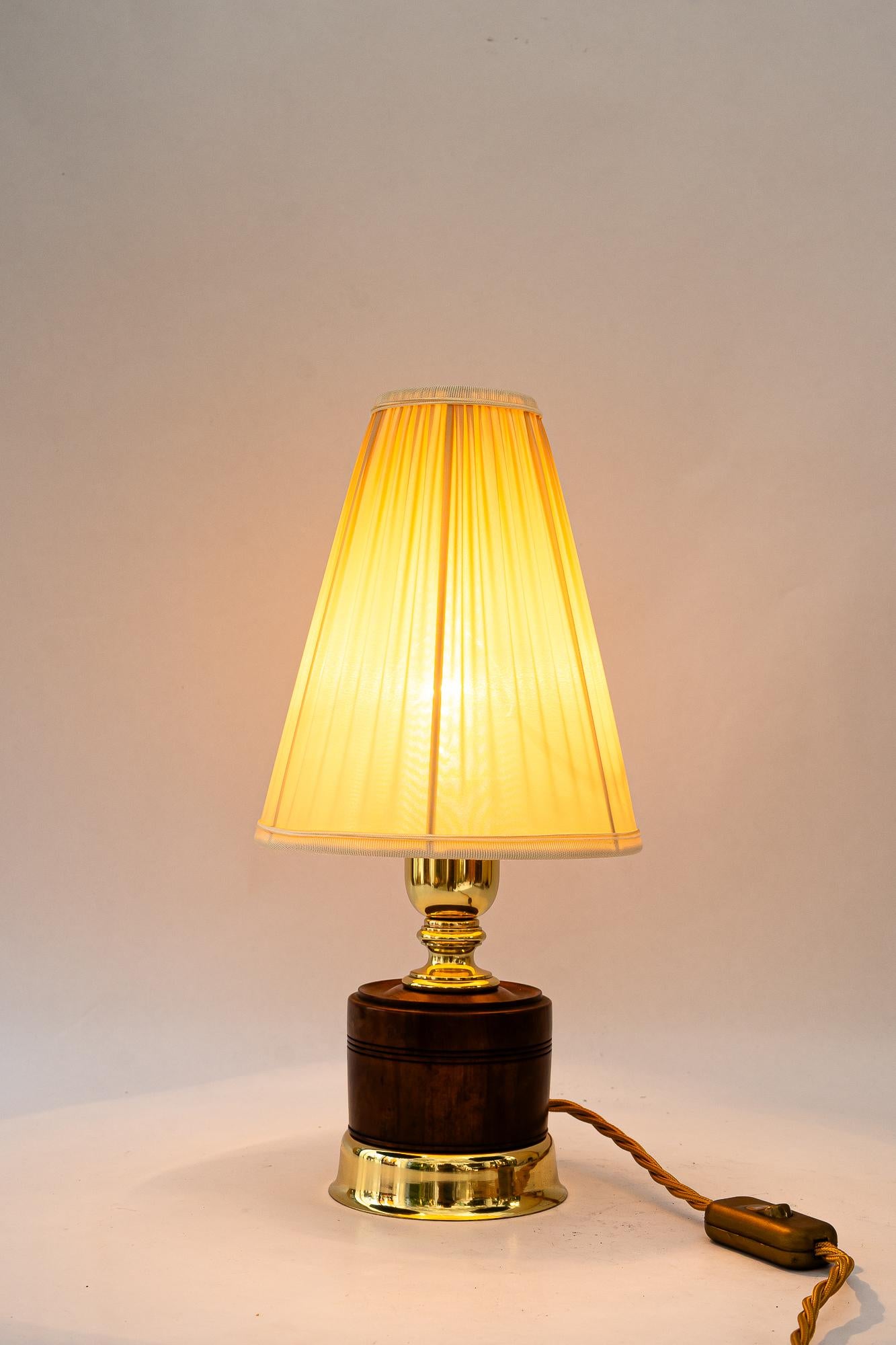 Inizio XX secolo Lampada da tavolo con paralume originale in legno di noce, ottone e tessuto, Vienna, intorno al 1920 in vendita