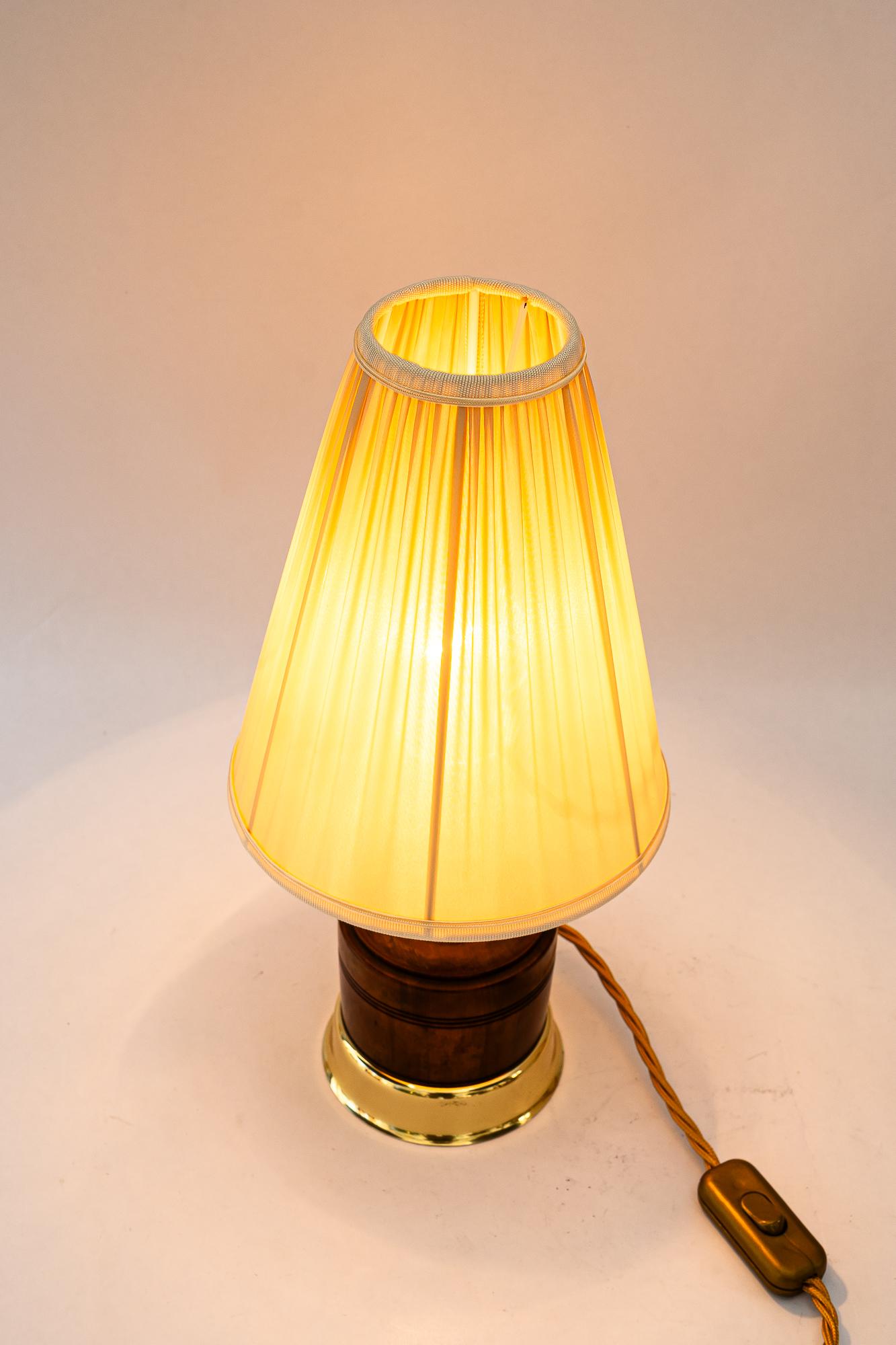 Ottone Lampada da tavolo con paralume originale in legno di noce, ottone e tessuto, Vienna, intorno al 1920 in vendita
