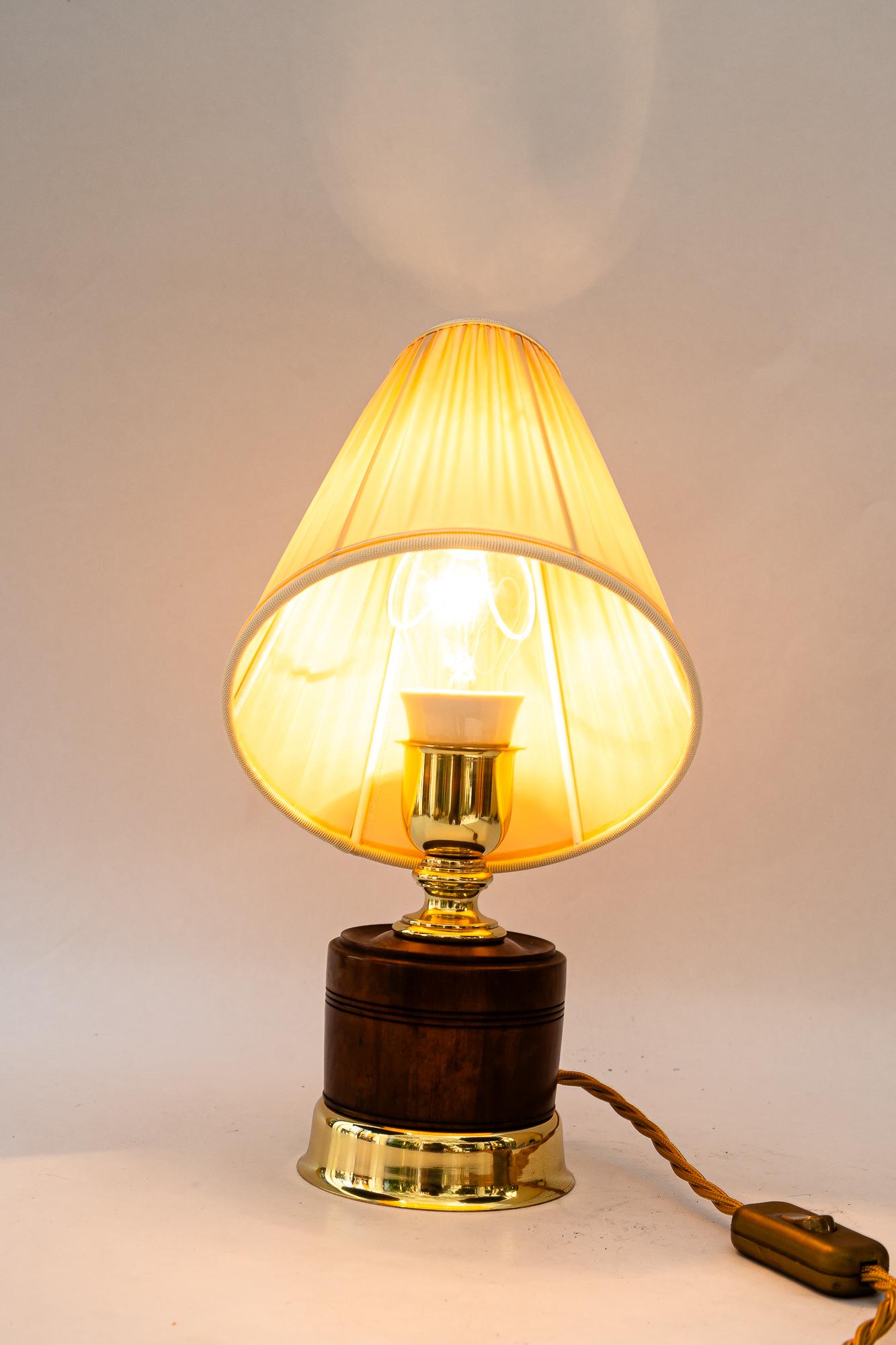 Lampada da tavolo con paralume originale in legno di noce, ottone e tessuto, Vienna, intorno al 1920 in vendita 1