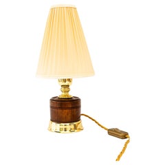 Lampada da tavolo con paralume originale in legno di noce, ottone e tessuto, Vienna, intorno al 1920