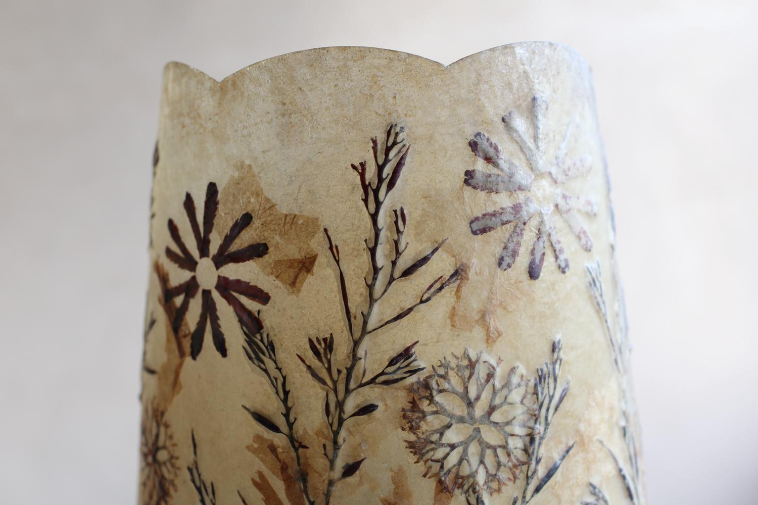 Lampe de table avec abat-jour végétal en résine de Belgique en vente 4