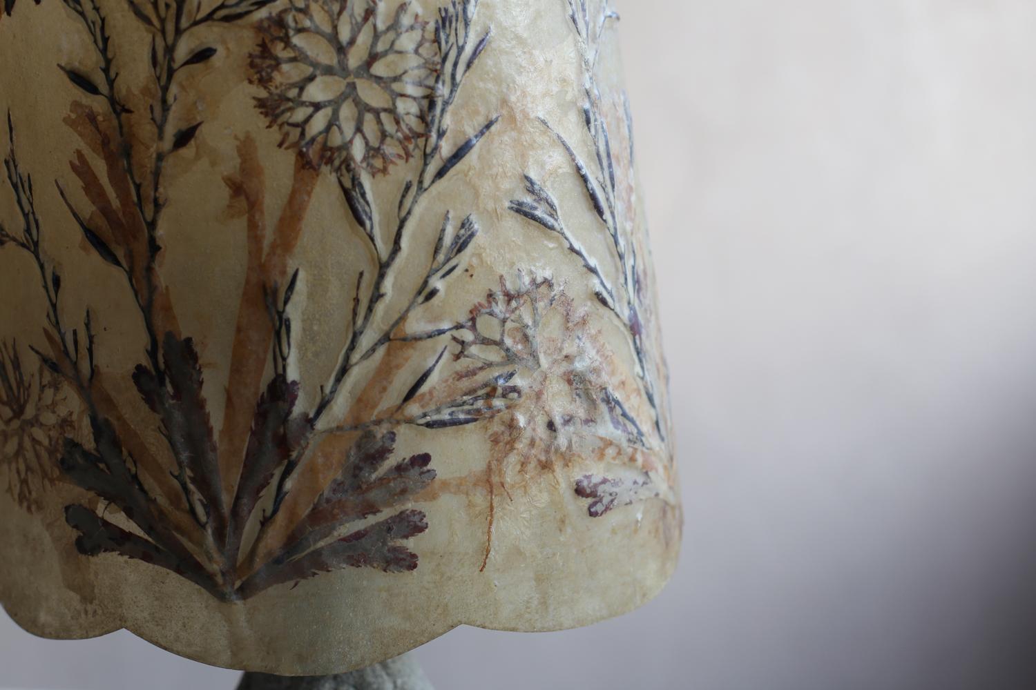 Lampe de table avec abat-jour végétal en résine de Belgique en vente 5