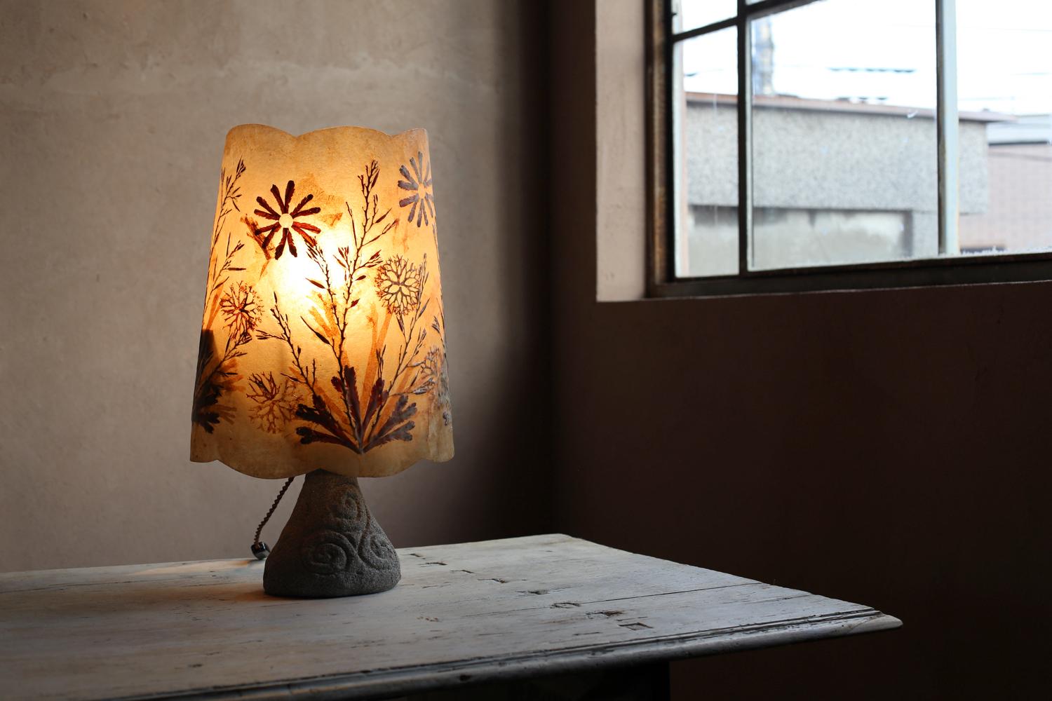 Lampe de table avec abat-jour végétal en résine de Belgique en vente 6