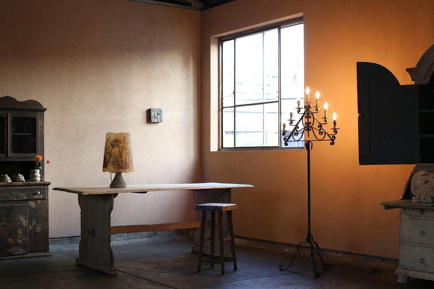 Lampe de table avec abat-jour végétal en résine de Belgique en vente 8